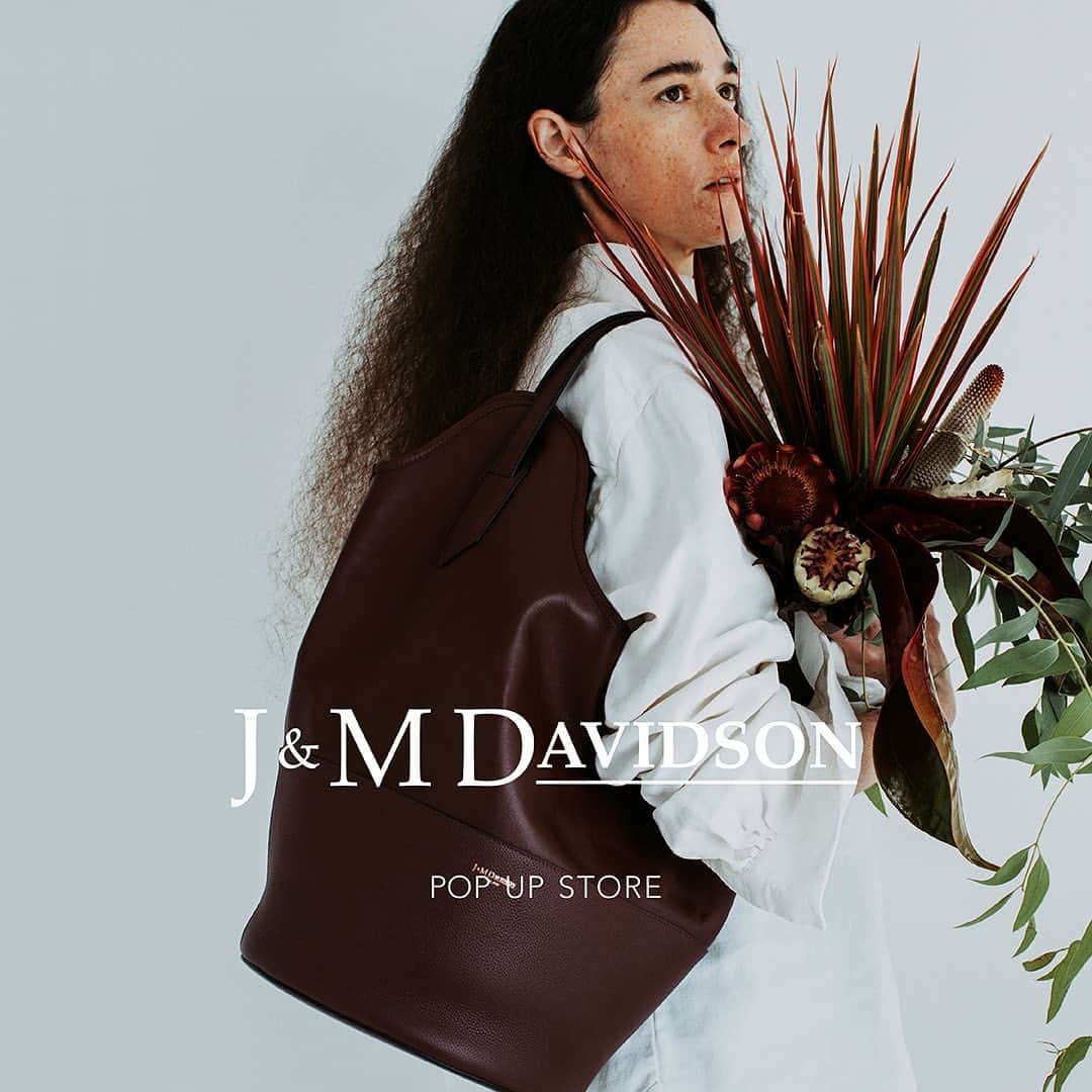 エリオポールのインスタグラム：「J&M DAVIDSON  POP-UP STORE  【開催スケジュール】 エリオポール代官山：9月8日(金)～18日(月・祝） エリオポール札幌・広島：9月22日(金)～10月1日(日)  イギリスの伝統やブランドのヘリテイジを背景としながら、そこにモダンなツイストを加えアップデートしたコレクションを展開。 キーカラーのアイスブルーやダークオリーブ・ワイン・キャラメルといった、秋の装いに馴染む美しいカラーパレットが、コレクション全体をシックに彩ります。ぜひ、この機会にご来店ください。  @heliopole_official  #HELIOPOLE  #エリオポール @jandmdavidson #jandmdavidson」