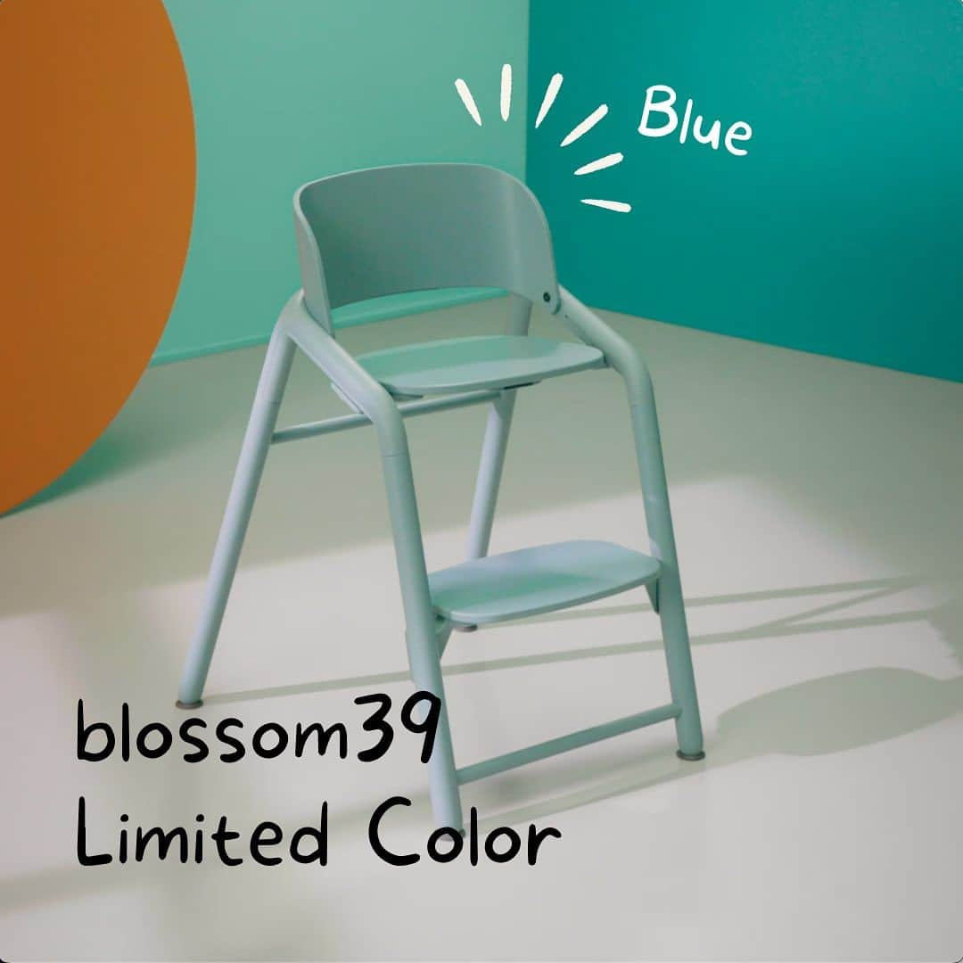 blossom39_officialさんのインスタグラム写真 - (blossom39_officialInstagram)「. ＼📣blossom39限定カラー発売／  シンプルでおしゃれなデザインと、工具不要で簡単に調整可能なハイチェア《bugaboo giraffe》から、ついにblossom39限定カラーの『ブルー』が本日発売いたします🩵  グレイッシュなブルーはお部屋のインテリアにも馴染みやすく、長くご愛用いただきやすい絶妙なカラーです✨  よりハイチェアを快適にお使いいただくためのベビーピローセットにはblossom39限定カラーで『アイスブルー』もご用意しておりますので、合わせてチェックしてみてください！  本日以降、順次ブルーのサンプル展示も開始いたしますので、是非店頭でお試しください♪  ※一部サンプル展示のない店舗もございます。 ※blossom39各店と、bugaboo公式オンラインショップ限定での販売カラーとなります。  #blossom39 #bugaboo #bugaboogiraffe #バガブージラフ #ハイチェア #ハイチェアデビュー #離乳食デビュー #出産準備」9月12日 8時44分 - blossom39_official