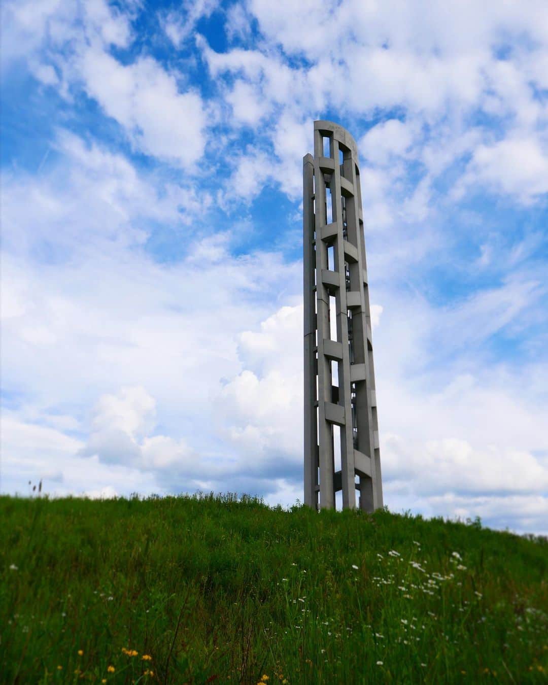 アマンダ・リゲッティのインスタグラム：「The Tower of Voices stands 93-feet tall holding 40 wind chimes honoring the passengers and crew of United Flight 93. A haunting and humbling memorial. #neverforget #flight93 #towerofvoices #911」