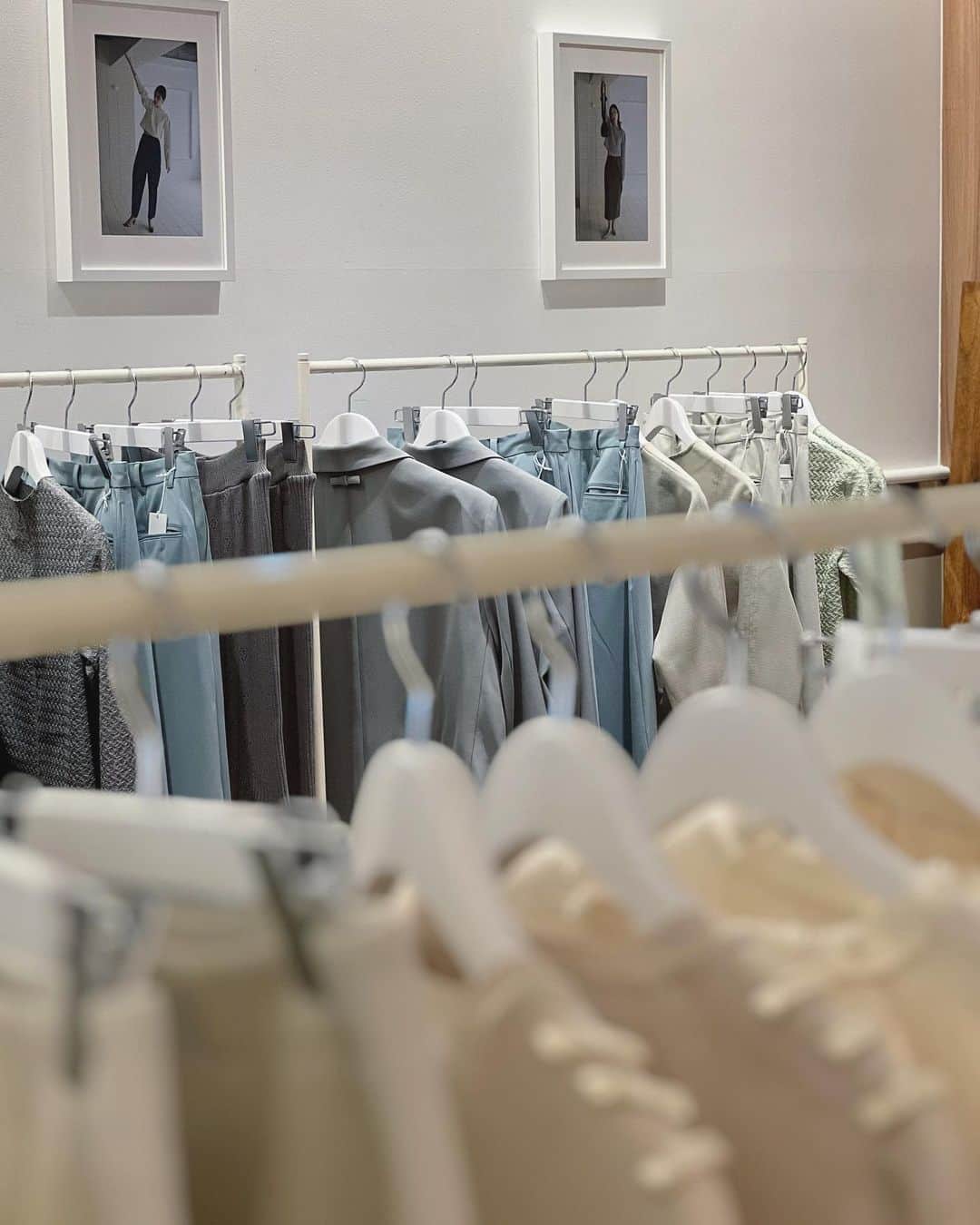 山内一世のインスタグラム：「@meer._official  昨日までの23FW OSAKA POPUP STOREへご来店いただきました皆さま、誠にありがとうございました🤍 選択肢が多様化している中で、皆さまの貴重なお時間をMEER.にと足をお運びいただけること、終始感謝の思いで溢れていた3日間でした。 MEER.のお客様は本当に素敵な方々ばかりで、、♡ 私たちが楽しく充実した時間を過ごさせてもらってます (その為、喋りすぎてすみません(スタッフ全員が🤝笑) MEER.のお洋服を通してお客様の笑顔に出会えたり、以前のお手持ちのMEER.とのスタイリングをいっしょに考えさせていただいたり、長くご愛用していただけること、 そんな思いで日々制作しているので、お客様のご試着を見させていただく時間は、私にとってこの上ないご褒美であります🤤 足元が悪いお時間もありましたが、 本当に、本当にありがとうございました🤍😌  さて、 来週末9/23-9/25は東京POPUP STOREです！🗼 2年ぶりということと、百貨店以外で初めて路面店での開催となります。(ドキドキ❣️ ご不便をお掛けすることもあるかと思いますが、 この機会に是非皆さまのご来店をスタッフ一同、 心よりお待ちしております🧺  ▪︎23fw collection POPUP STORE/ TOKYO 9/23(sat.)-9/25(mon.) 11:00-19:00(※最終日は16時まで) 場所/リードシー代官山 東京都渋谷区代官山町20-5」