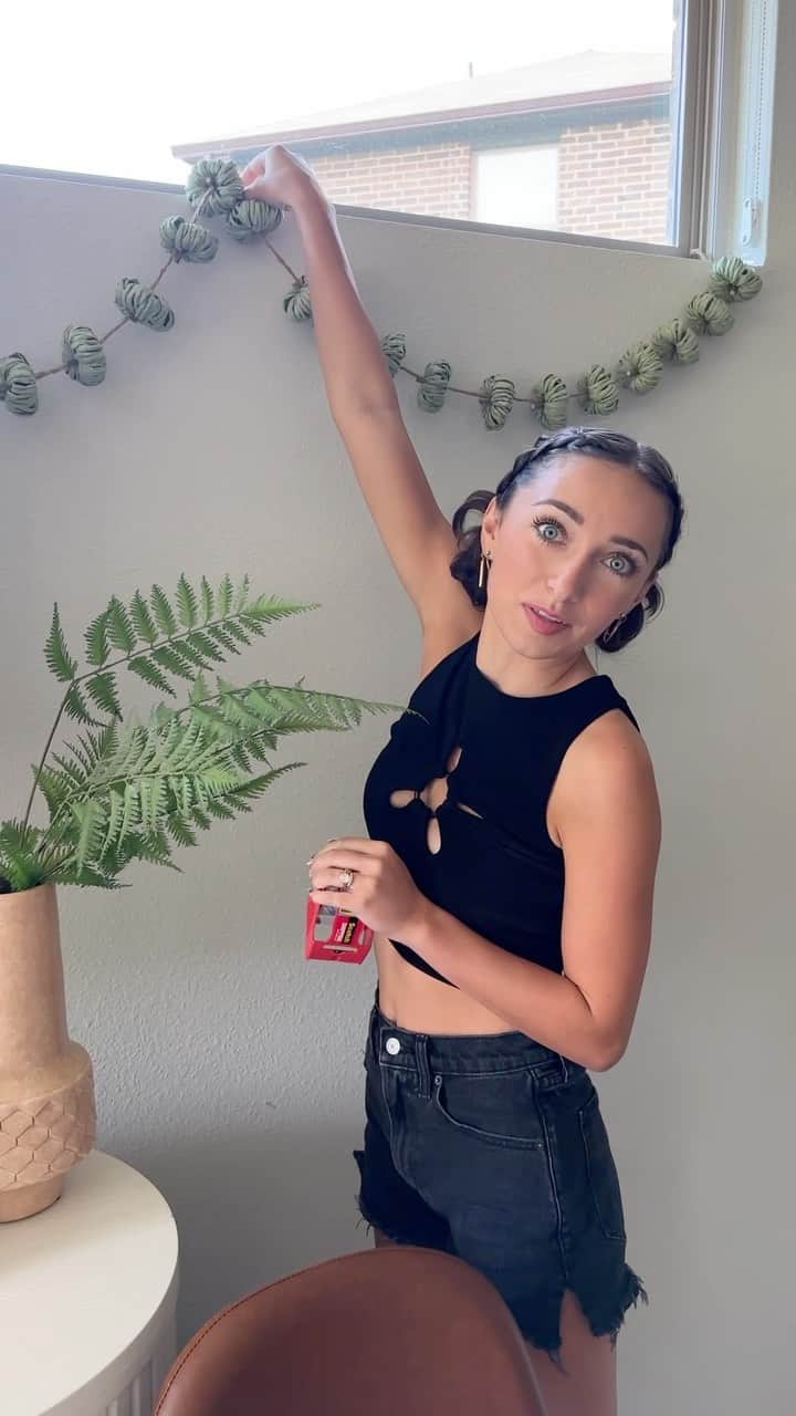 Brooklyn and Baileyのインスタグラム：「I finally collected all my ✨pink✨ Halloween decor and put it up! It took two days to get it all but I LOVE the results! What do y’all think👀」
