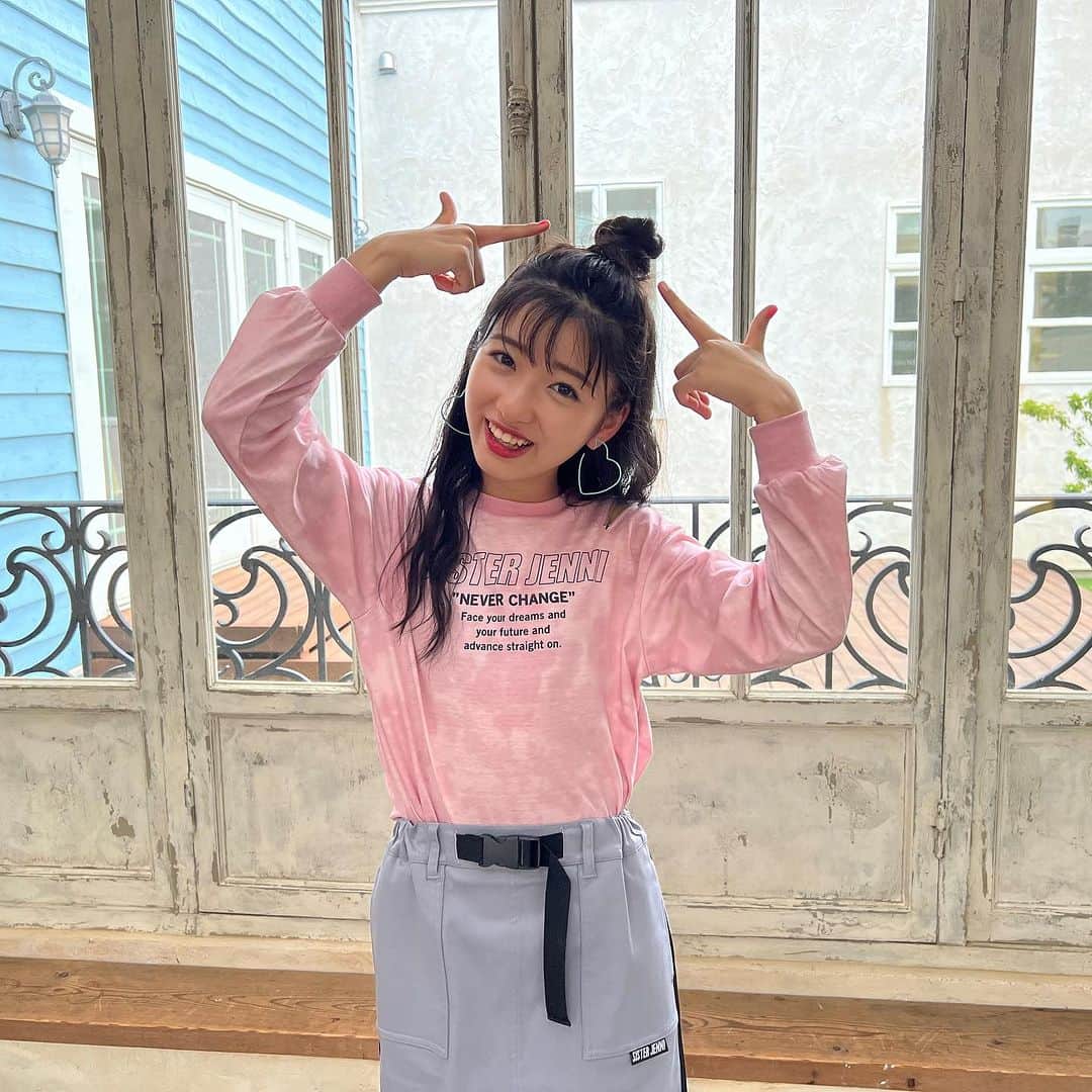のインスタグラム：「ツノ❤︎.*  タイダイピンクのロンTはファスナーを開けて肩あきにできる👏  ハードになりすぎないピンクはタイダイビギナーさんにもオススメだよ🏁🚩  本日ジェニィDay🌟新作もたくさん入荷しています！ポイント12倍のSPECIAL DAYは12日だけ✨  #sisterjenni #シスタージェニィ #新井葵来  #アーイオシスター #ジェニィday #ニコプチ」