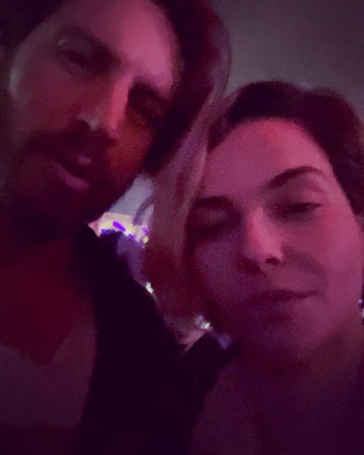 Tainá Müllerのインスタグラム：「Há 11 anos balançando a cabeleira juntos no róóóque. Igual à primeira noite. E assim seguimos, sacudindo a cabeleira, sacudindo a poeira, juntos na caminhada, nos tropeços, na pistinha e, é claro, nos shows. Meu amô @henriquesauer & eu vendo Yeah Yeah Yeeeeees!  #thetown Obrigada @cseventos  @micheldiamant  @sampaio_carol  @heinekenbr」