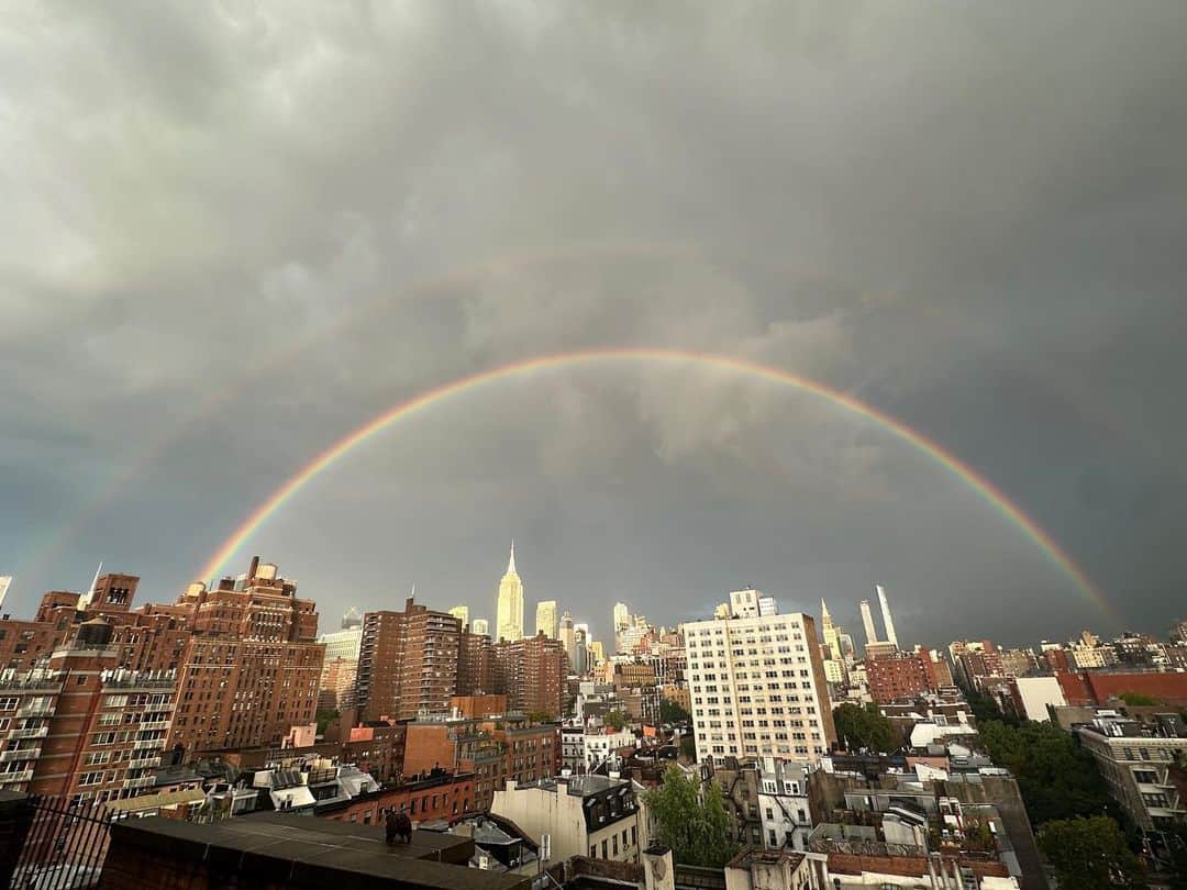 ビジー・フィリップスのインスタグラム：「a double rainbow over the empire state building today. ❤️🌈❤️🌈❤️」