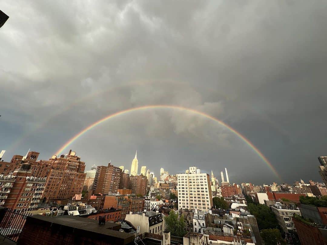 ビジー・フィリップスさんのインスタグラム写真 - (ビジー・フィリップスInstagram)「a double rainbow over the empire state building today. ❤️🌈❤️🌈❤️」9月12日 8時53分 - busyphilipps