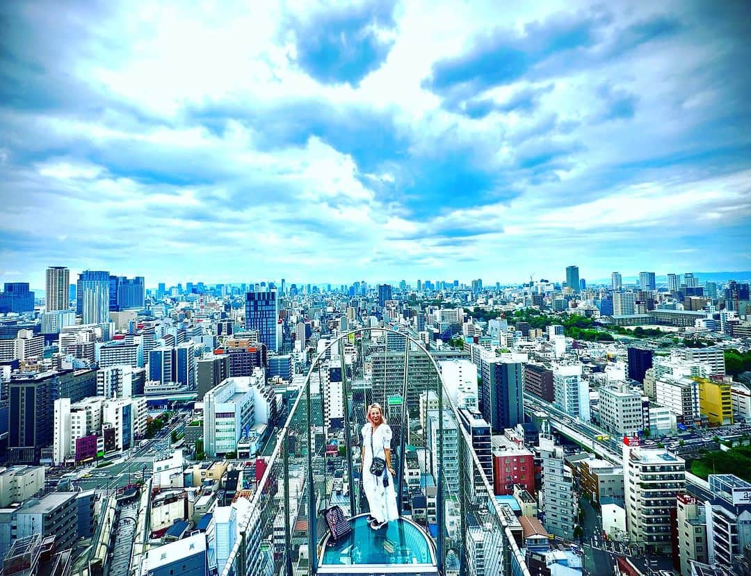 蜷川実花のインスタグラム：「台北から大阪寄って京都でひと仕事して帰宅。 なんだか自分がどこにいて何してるのかよくわからない瞬間がある日々に🙃  頭の中も私本体も、あちこち動きまくりながら色々なものとわちゃわちゃーと同化したりしながら前に進んでくるのが性に合ってるなぁ。 それにしても大阪の情報量の多さよwwパワフルだわぁ #大阪 #通天閣」