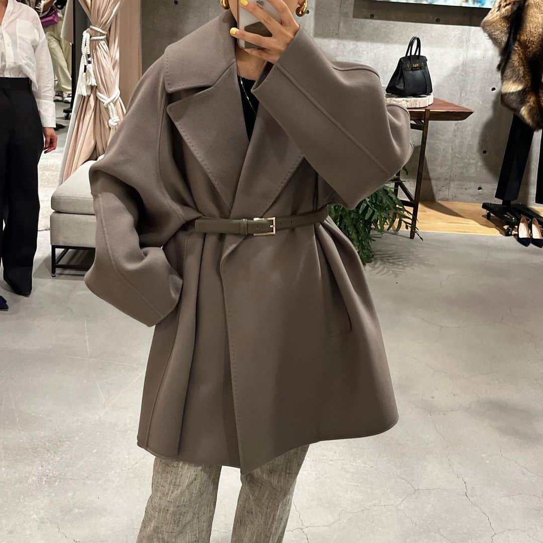 のインスタグラム：「展示会でオーダーした秋冬物が続々と到着。自分が何を買ったのか整理&買ったものに偏りがないか（←やりがち）自分へのリマインドの意味も含めて投稿。 冬の大物、コートはカオスで。 ベージュのようなカーキのような、他にないニュアンスカラーが上品で一目惚れ💘 ブラウンも顔映りがよくて最後まで迷ったけれど、優しい印象に見せてくれそうなベージュの方に決定😌  #カオス」