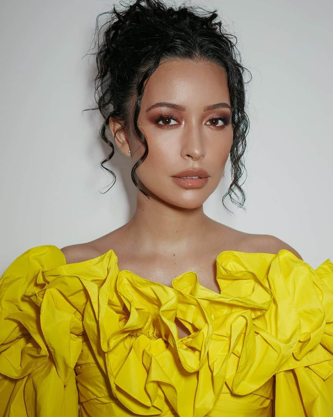 Carolina Gonzalezのインスタグラム：「⚜️C H R I S T I A N⚜️ NYFW @christianserratos  Hair @jerrodrobertshair  #MakeupByMe @cgonzalezbeauty  Assisted by @veronicagaona  Photos by @thebeautycine」