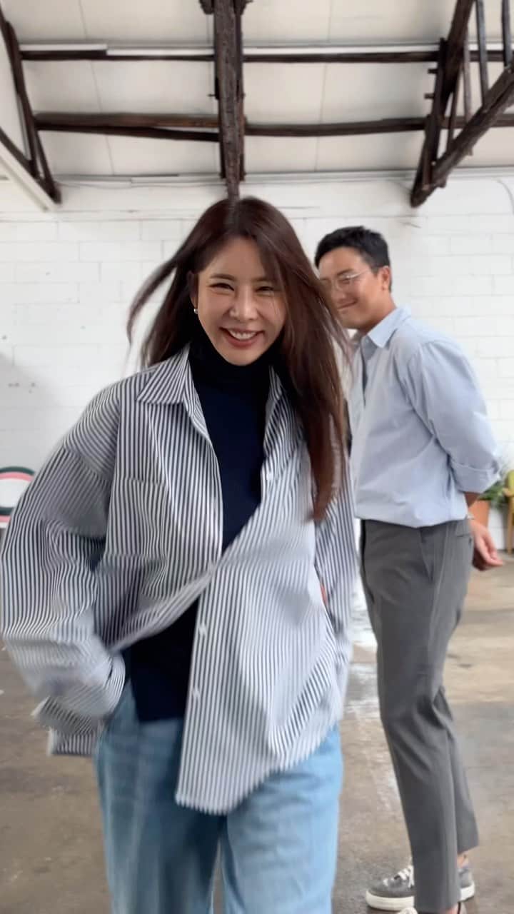 キム・ジュニのインスタグラム：「끝까지 꼭 보세요!😆 혼자 릴스 찍고 있는데  아빠미소 짓고 있던 남편이 쓰윽- 😆 밋밋할뻔했던 영상이 화사해짐!!😆  오버핏 스트라이프셔츠 블루컬러에요! 데님을 많이 입는 편이라면 블루! 블랙하의나 어두운 컬러의 하의를 입는편이라면 블랙! 블랙,블루 스트라이프 결정이 힘들때 참고해주세요!  아! 그리고 우리 루즈셔츠와 비슷하냐고 질문이 많은데 아예 디자인자체가 다르고 핏도 완벽하게 달라요! 루즈셔츠는  스탠다드 기본핏이고 사이즈가 1,2 나오며 요 오버핏셔츠는 말그대로 완벽한 오버핏! 원사이즈로 99이상!  남자 190까지도 착용가능한 정도의 사이즈에요!! 다만, 디자인이 여성스러워(소매부분) 남성분들은 패쓰☺️  제가 두제품 비교 영상 준비해서올께요! 완전 다른 핏감이니 참고해주세요!!  내일수요일오픈입니다!  #어버브 #오버핏스트라이프셔츠」