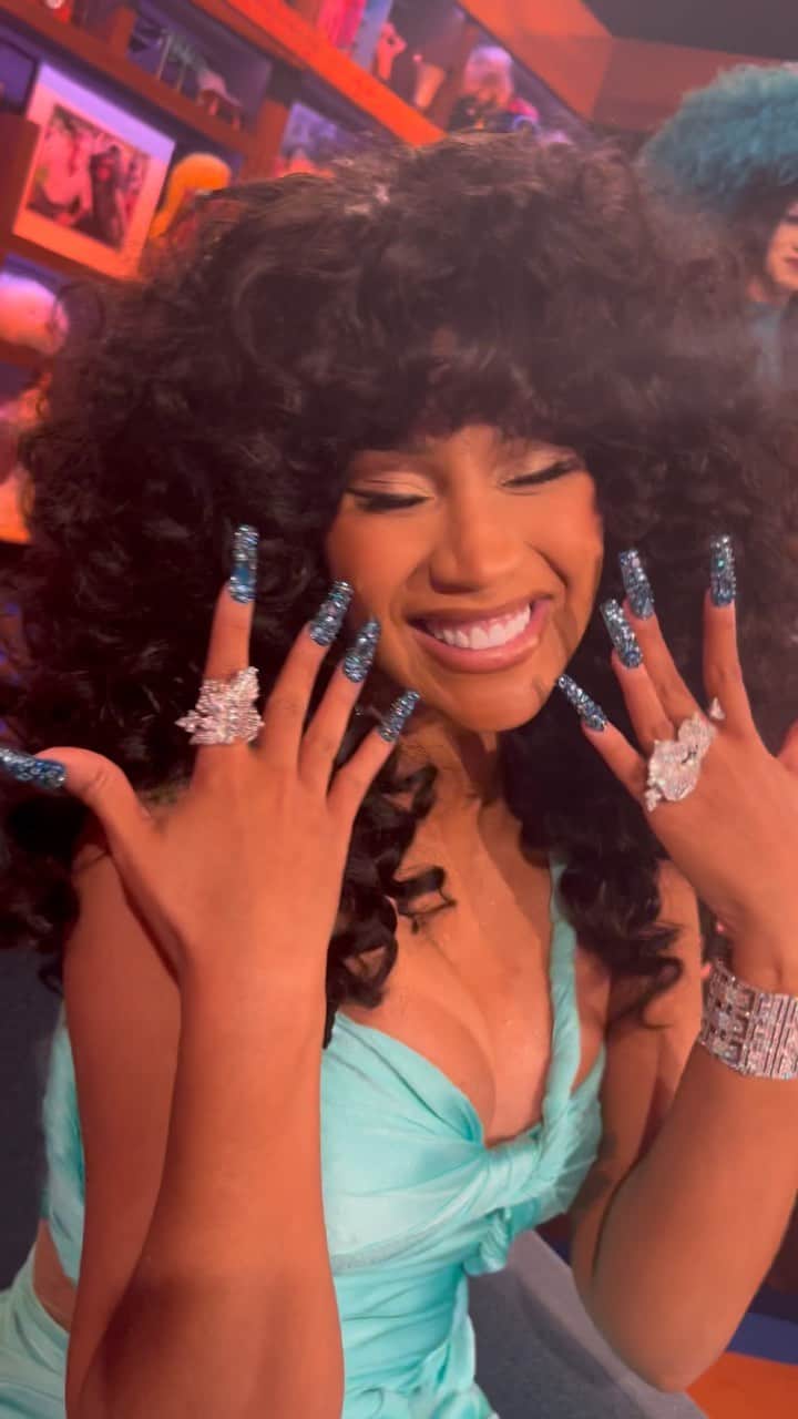 のインスタグラム：「Catch @iamcardib & her nails on @bravowwhl tonight!」