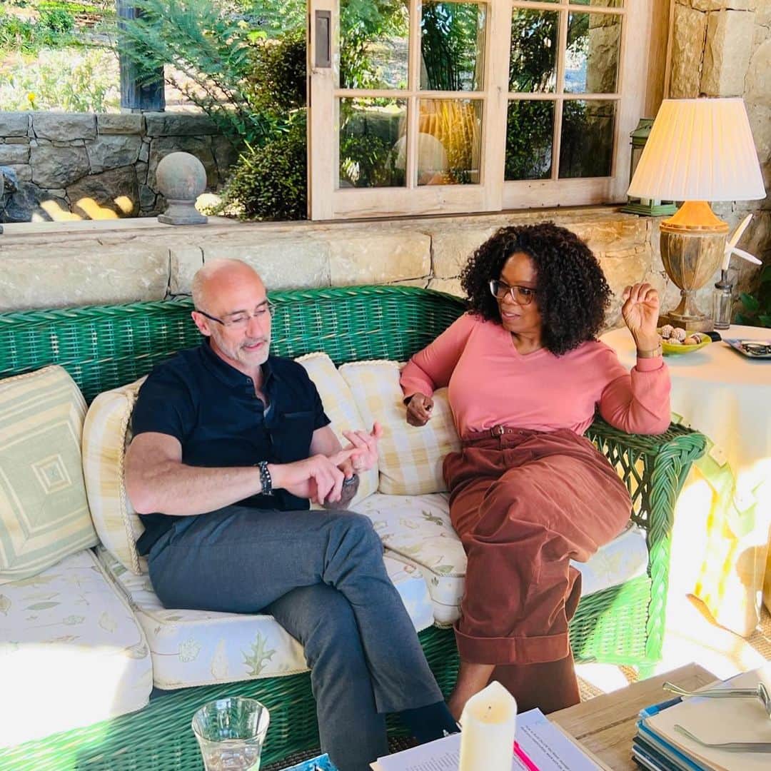 オプラ・ウィンフリーのインスタグラム：「I started reading @arthurcbrooks’ column in @theatlantic called “How to Build A Life” during the pandemic and it quickly became something I looked forward to every week. It was all about what I’ve always cared most about: living with a life of purpose and meaning. I called him and we quickly developed a friendship. I instantly realized that if I still had The Oprah Show, I would be calling him all the time so he could contribute his knowledge to almost every topic. We had many, many conversations and we finally met last year at my tea house (pictured here) to turn those conversations and shared philosophies into our new book, Build the Life You Want: The Art and Science of Getting Happier. In the book you’ll find our advice, science-backed work plan, and the blueprint for a better life. It’s available tomorrow September 12, wherever you buy or download your books from 📖」
