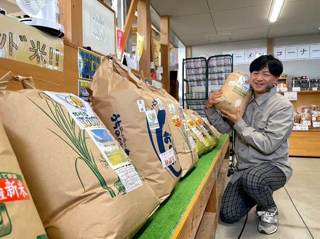 依田司さんのインスタグラム写真 - (依田司Instagram)「9月12日（火） 埼玉の米どころ・加須市にある「道の駅かぞわたらせ」から、今年収穫したばかりの「新米」をご紹介。 渡良瀬遊水地があるこの地域は、昔氾濫を繰り返したことから肥沃な土地となり、この地域で栽培される「コシヒカリ」は、「北川辺コシヒカリ」としてブランド化され、人気となっています。 そんなお米をイチ早く、しかもお値段も手ごろに提供する「新米フェア」は、地元はもちろん、東京からも買いに来る方がいるほどだそう。 また、地元の新鮮食材ずらっと並んでおり、なかには珍しい野菜も。 近くで中継すると来てくださるNICEなご夫婦が、いつものボード持参で駆けつけてくださいました。  #道の駅かぞわたらせ #北川辺コシヒカリ  #GAP #ギャップ #依田さん #依田司 #お天気検定 #テレビ朝日 #グッドモーニング #気象予報士 #お天気キャスター #森林インストラクター #グリーンセイバーアドバンス #プロジェクトワイルド #IPCC伝導者 #japan #japantrip #japantravel #unknownjapan #japanAdventure #japanlife #lifeinjapan #instagramjapan #instajapan #療癒 #ilovejapan #weather #weathercaster #weatherforecast」9月12日 9時22分 - tsukasa_yoda