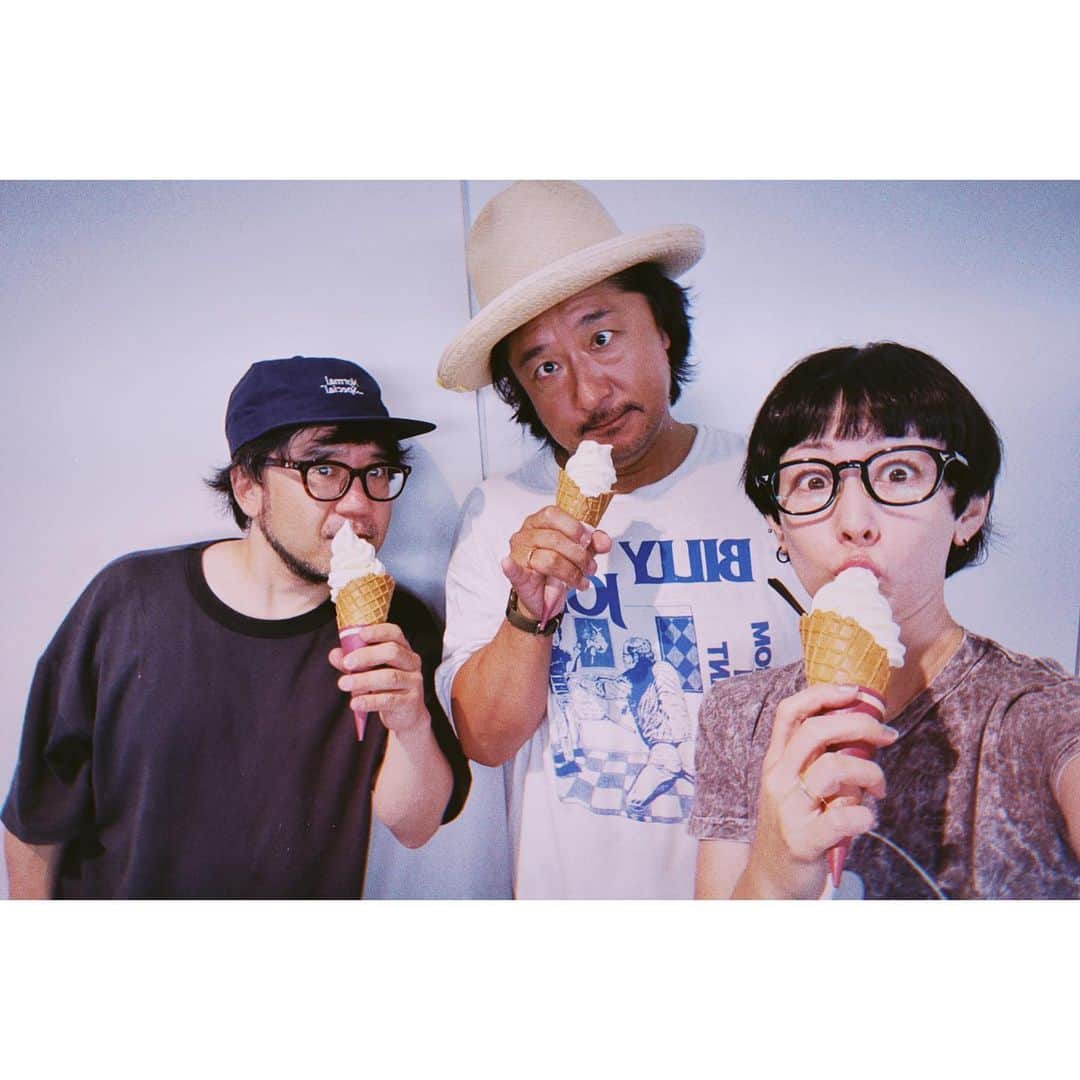 のインスタグラム：「北海道はでっかいどう。 思い出フォト集。  ⚫︎帰りの空港で食べたソフトクリーム🍦 ⚫︎LIVEの後にとった、ベースのはるなちゃんと、メイクのくどうちゃんと。 ⚫︎頭にずっとトンボが止まるドラムの柏倉さん。 ⚫︎なぜか落ち込んでるサボテン🌵  band member guitar: @foeget  keyboard: @keisaku_nakamura  base: @haruword  drum: @kashikuratakashi  make: @yuka_k_uma」