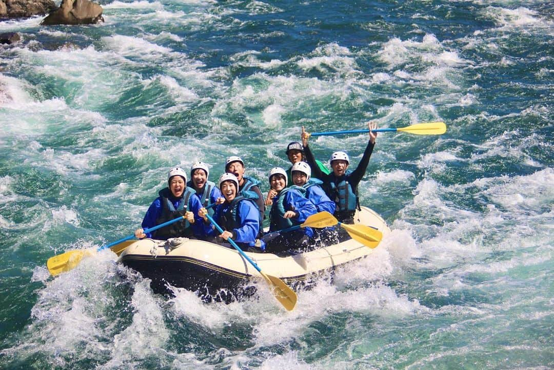 長野有紗さんのインスタグラム写真 - (長野有紗Instagram)「. ラフティング① 高山合宿でラフティングをしました～！ めっちゃくちゃ楽しかったからまたやりたい🥳✌🏻❤️‍🔥 この写真は是非ヒロさんに注目して下さいっ😂★ #トヨタ車体クインシーズ」9月12日 9時21分 - aarin_03k