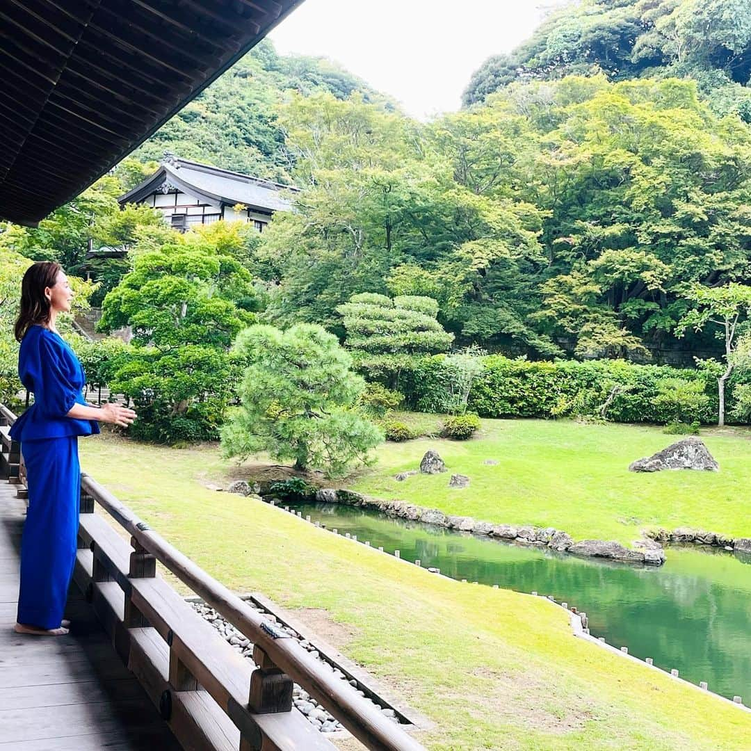 SHIHOのインスタグラム：「Zazen work with Issho Fujita at @kenchoji.official @zen2.0kamakura   私のヨガと瞑想で培ったスタイルを受け入れてくださり、 禅の坐禅スタイルである、 "調身、調息、調心"について詳しく解説してくださった、 曹洞宗の禅マスター、藤田一照さんとの坐禅クラス。  共に創り出せたコラボクラスは、 忘れられないほど充実した、まるで 学校の授業のような学びの多い時間となりました！  これからも、ヨガや瞑想、禅や坐禅、 信仰心など、学んだことをたくさんの方々と　 シェアできる時間が増えますように。  Zen2.0 や藤田さんとの出会いに感謝して。  저의 요가와 명상으로 기른 스타일을 받아들여주시고 젠의 좌선 스타일인 "조신, 조식, 조심"에 대해 자세히 설명해 주신,조동종의 선마스터 후지타 가즈테루 씨와의 좌선 클래스.  함께 만들어낸 콜라보 클래스는 잊지 못할 만큼 알찬, 마치 학교 수업과 같은 배움이 많은 시간이 되었습니다!  앞으로도 요가와 명상, 선이나 좌선, 신앙심 등 배운 것을 많은 분들과 공유할 수 있는 시간이 늘기를 바랍니다.  zen2.0이나 후지타씨와의 만남에 감사하며.  #zen #zazen #work #kawakura #kenchoji #禅 #坐禅 #ワークショップ #鎌倉 #建長寺 #国際カンファレンス」