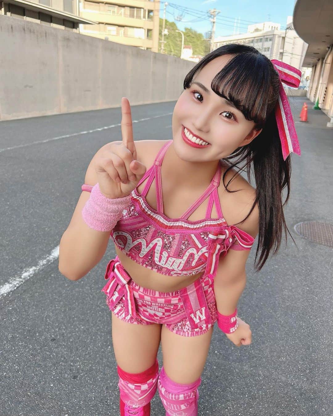 のインスタグラム：「せんげつフォロワーさんがいちまんにんなりました！！ . びっくり！！笑！ . をしゃんないんすたぐらまーにはきっとなれませんがこれからもインスタもふぉろーしててくださいっっ！！🩷💭 . いつもありがとう〜！！ . (しゃしんの左手じわる)」