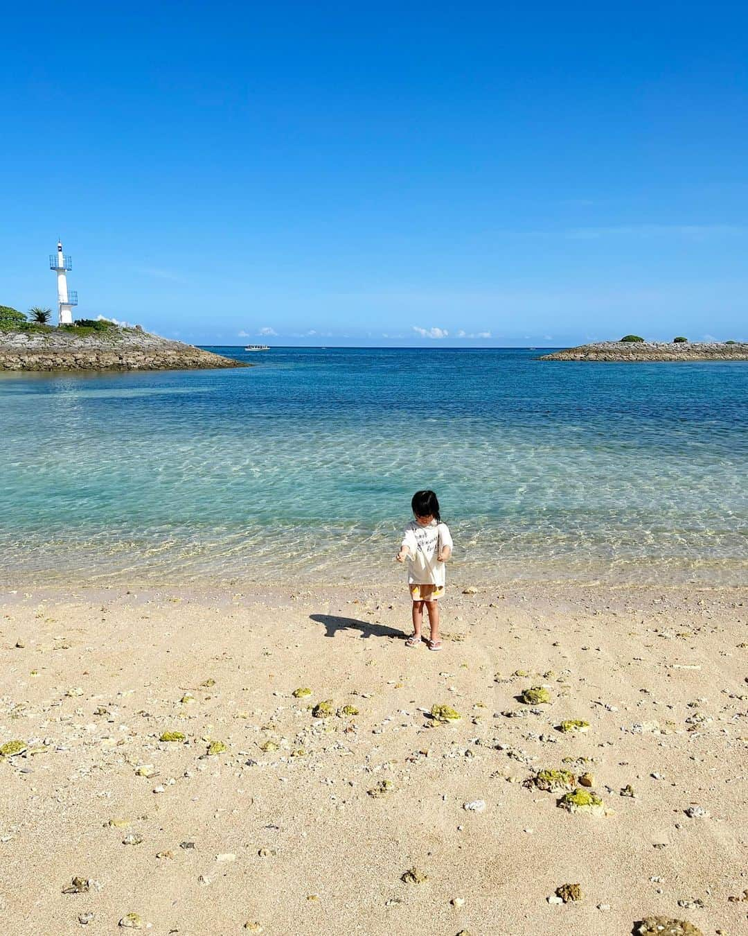 HALCALIさんのインスタグラム写真 - (HALCALIInstagram)「もう秋になっちゃったけど時差投稿すぎる去年の夏の沖縄旅😂✈️ずっと下書きに眠っていたから載せていい？🤣 次女がだいぶ小さいな〜😂長女もまだプニプニしてる🥹🫶🏻 7年ぶりの沖縄旅！初の子連れ沖縄は毎日プールや海三昧🏊‍♀️スイミングに通いはじめて3か月だった長女はこの旅で泳ぎが上達したし、次女はお水を怖がらなくなった(怖がらな過ぎてグイグイ行くからこっちが怖い🤪)👏🏻はじめての美ら海水族館も最高だったなぁ🤤💙ジンベエザメの泳ぐ大きな水槽はずーっと見ていられる🫠🤍また絶対に行きたいとっても素敵なオーベルジュにも出会って嬉しかったり🤫次女が小さかったのもあって本島のみの滞在だったから今度は7年前に行って最高すぎた石垣、西表、竹富にも行きたいな🤭長女はかき氷のシロップの甘さが苦手だった去年の夏(全然嬉しそうじゃない写真😂)🍧今年はお祭りではじめて綿飴を食べてからというもの砂糖の美味しさに気づいてしまったからまたこのカラフルなかき氷食べに行こうね🤣🍭 #振り返り投稿 #2022夏 #沖縄旅行」9月12日 9時26分 - yucali_halcali