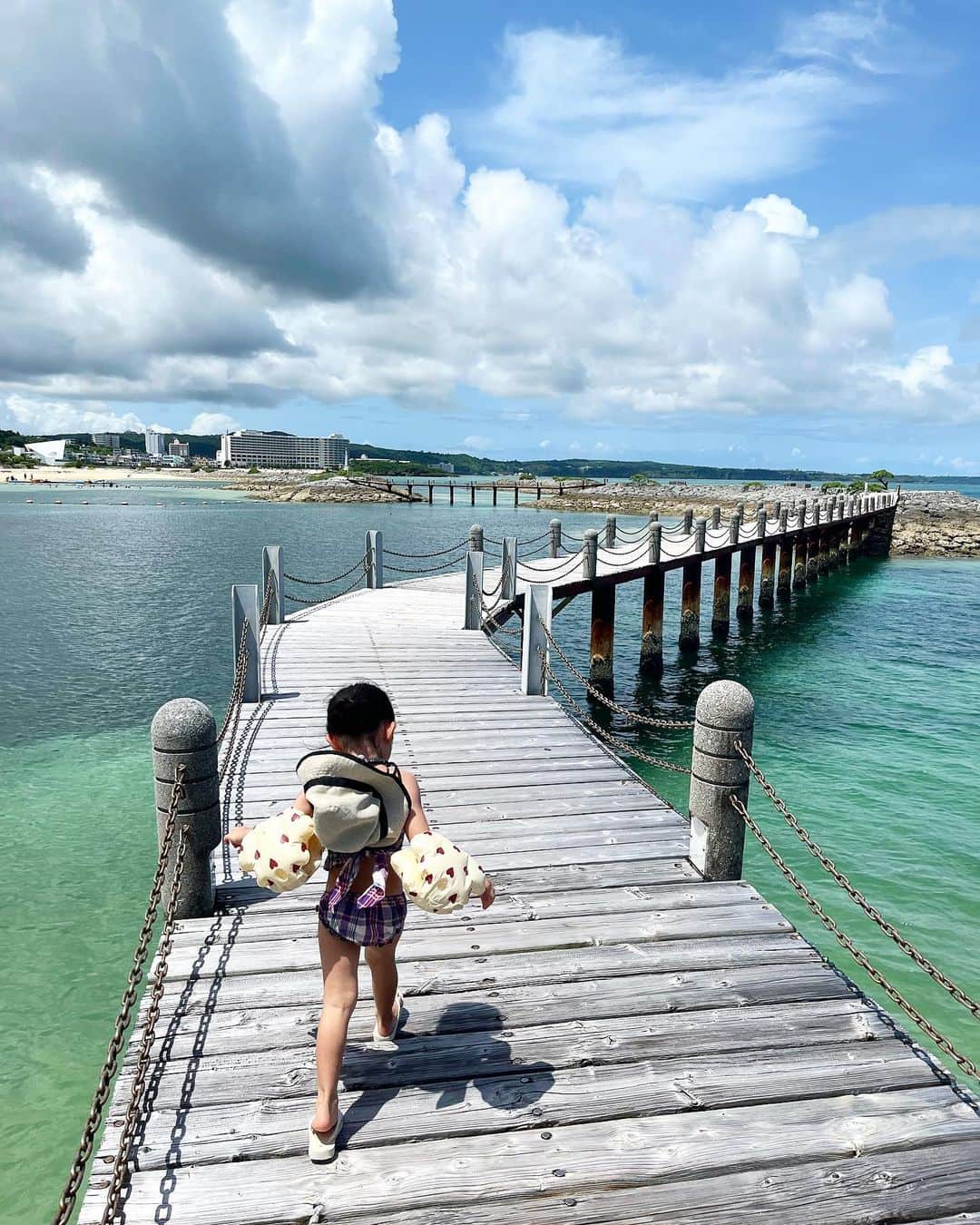 HALCALIさんのインスタグラム写真 - (HALCALIInstagram)「もう秋になっちゃったけど時差投稿すぎる去年の夏の沖縄旅😂✈️ずっと下書きに眠っていたから載せていい？🤣 次女がだいぶ小さいな〜😂長女もまだプニプニしてる🥹🫶🏻 7年ぶりの沖縄旅！初の子連れ沖縄は毎日プールや海三昧🏊‍♀️スイミングに通いはじめて3か月だった長女はこの旅で泳ぎが上達したし、次女はお水を怖がらなくなった(怖がらな過ぎてグイグイ行くからこっちが怖い🤪)👏🏻はじめての美ら海水族館も最高だったなぁ🤤💙ジンベエザメの泳ぐ大きな水槽はずーっと見ていられる🫠🤍また絶対に行きたいとっても素敵なオーベルジュにも出会って嬉しかったり🤫次女が小さかったのもあって本島のみの滞在だったから今度は7年前に行って最高すぎた石垣、西表、竹富にも行きたいな🤭長女はかき氷のシロップの甘さが苦手だった去年の夏(全然嬉しそうじゃない写真😂)🍧今年はお祭りではじめて綿飴を食べてからというもの砂糖の美味しさに気づいてしまったからまたこのカラフルなかき氷食べに行こうね🤣🍭 #振り返り投稿 #2022夏 #沖縄旅行」9月12日 9時26分 - yucali_halcali