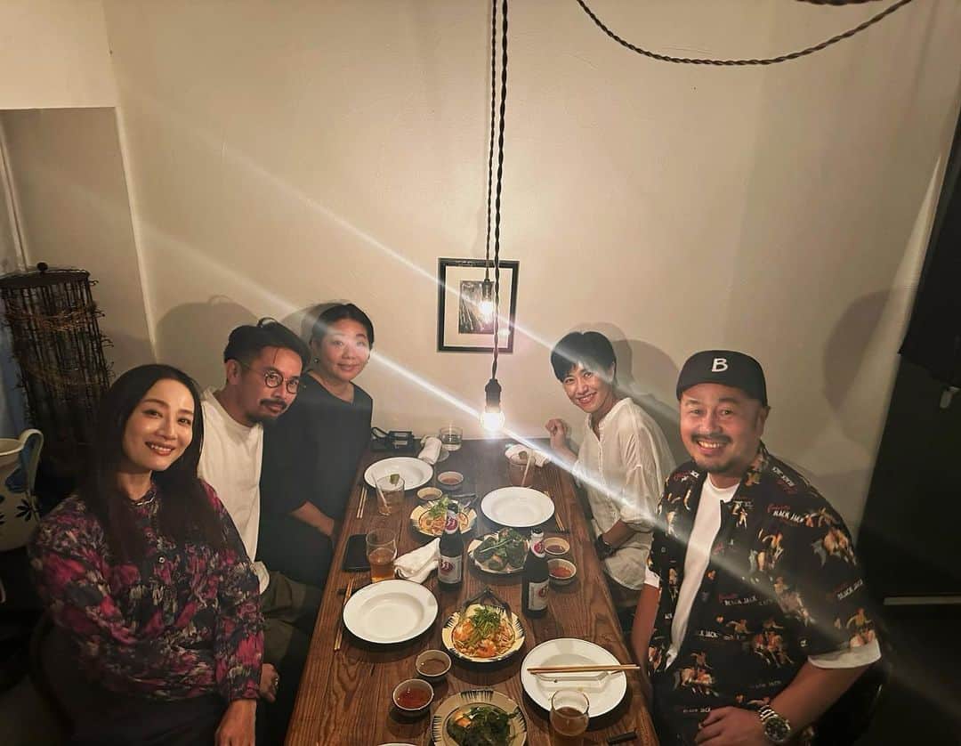 樹神のインスタグラム：「すごい年をとっていっても たまにこんなして会えたらいいなあ。  楽しい夜でした〜〜」