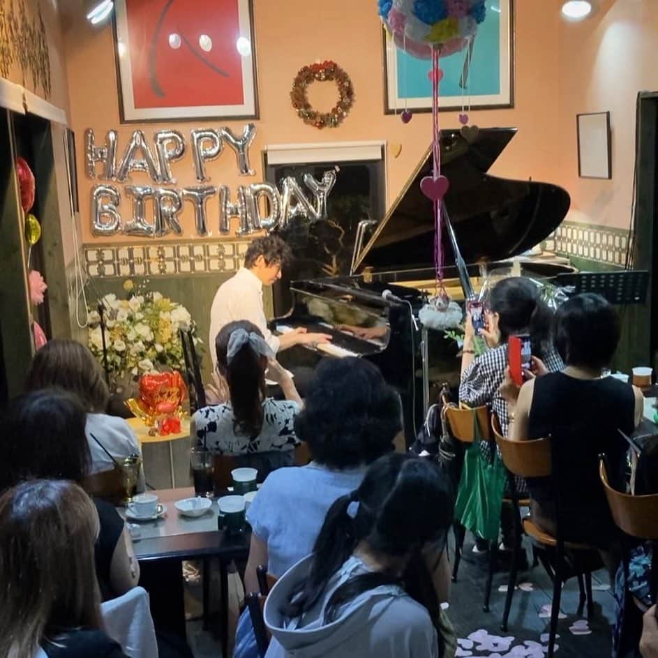 のインスタグラム：「週末は奈良、名古屋へ。 奈良を企画してくださる三馬プロデューサーのご挨拶で思い出したのがこういう9月の2daysをやるようになったきっかけ。とある6月にあった"勘違い"から始まったんですよね。 ミスターケニーズの美穂さんもいつも丁寧に接していただき、心がいつも温かくなります。 たくさんの皆さんに来ていただき、なんだかいろいろご用意までいただいて感謝感謝の二日間でした。 ありがとうございました！ また次いこ！ありがたい人生に感謝ばかりです。」