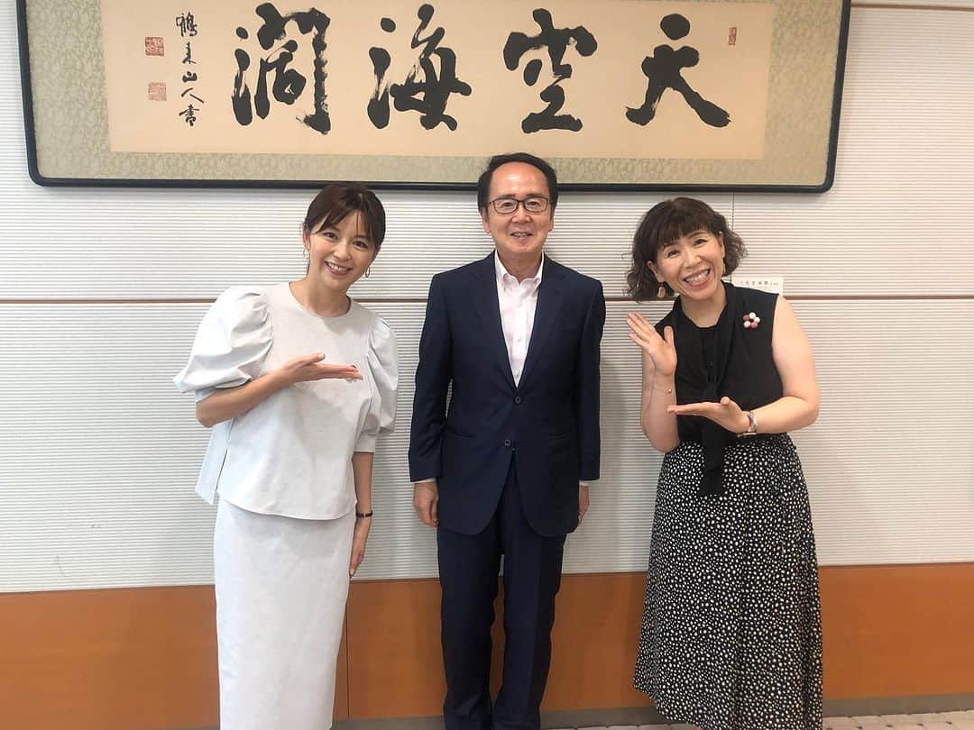 中野美奈子のインスタグラム：「先日、香川県の池田知事とご一緒しました。 香川のことや、知事のこれからの展望などお伺いしました。 現在発売中の『潮』に掲載されています。 ぜひ手に取られてみてください！  そして同日、香川で子育て支援を長く続けられいる中橋惠美子さんにもお会いできました。 偶然にも同じブローチ（写真で私のは見えなくなってますが） 香川の伝統工芸かがり手毬のブローチで以前中橋さんにインタビューした際にいただいたものなのです。  結婚式の引き出物でもかがり手まりの“にほひてまり”を選びました。 オシャレで可愛いいんですよ。  あれから十数年…出会いは一期一会ですね。  @emikouwahaha  #潮　 #香川県知事 #池田豊人知事   #香川県庁 #アートのあるくらし  #丹下健三建築   #中橋惠美子さん #中野美奈子  #うどん県民」