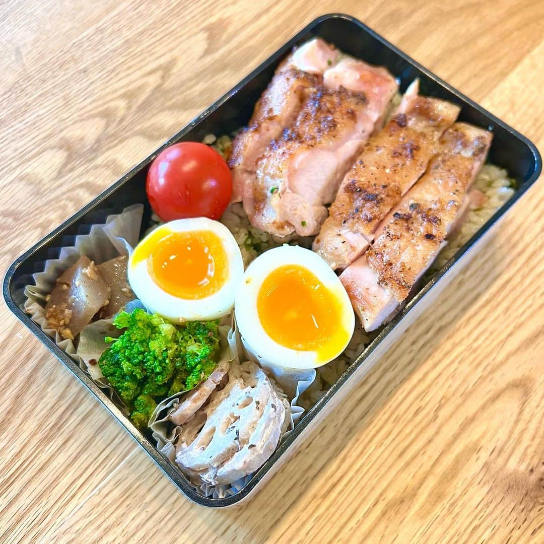 おちあやこのインスタグラム：「今日の夫弁当。  ほりにしアウトドアスパイスで焼いた鶏ももをワカメご飯にオン。  れんこん梅サラダ こんにゃく炒め煮 ブロッコリー炒め ゆで卵  ですよ。  1年続けた乗馬。 大してうまくなってもないけど、 クラブを退会しました。  習い事も定期的に整理しないとね。  レッスン入れるのにスケジュールこじ開けて、休日なのに疲れちゃったりして💦  馬はめちゃくちゃ可愛いし、益々好きになったから 息抜きにちょこちょこ外乗したいし、ライセンスも取りたい‼️  せっかく名前も覚えた馴染みの馬たちに会えなくなるとは寂しいけど、 あのぷよぷよのお鼻を触れなくなるのは悲しいけど。  乗馬はいい。クラブには小さい子からご年配の方もたくさんいらして、生涯スポーツだと思う。  また乗馬をやりたい時に再開してもいい。  内腿の筋肉痛を引きずりつつ、 馬の写真を眺める秋。  #今日の夫弁当 #今日のお弁当 #お弁当 #弁当記録 #乗馬#習い事の整理#馬好き#自由に乗りたい#週4 で#運動したら#そりゃ疲れるわ」