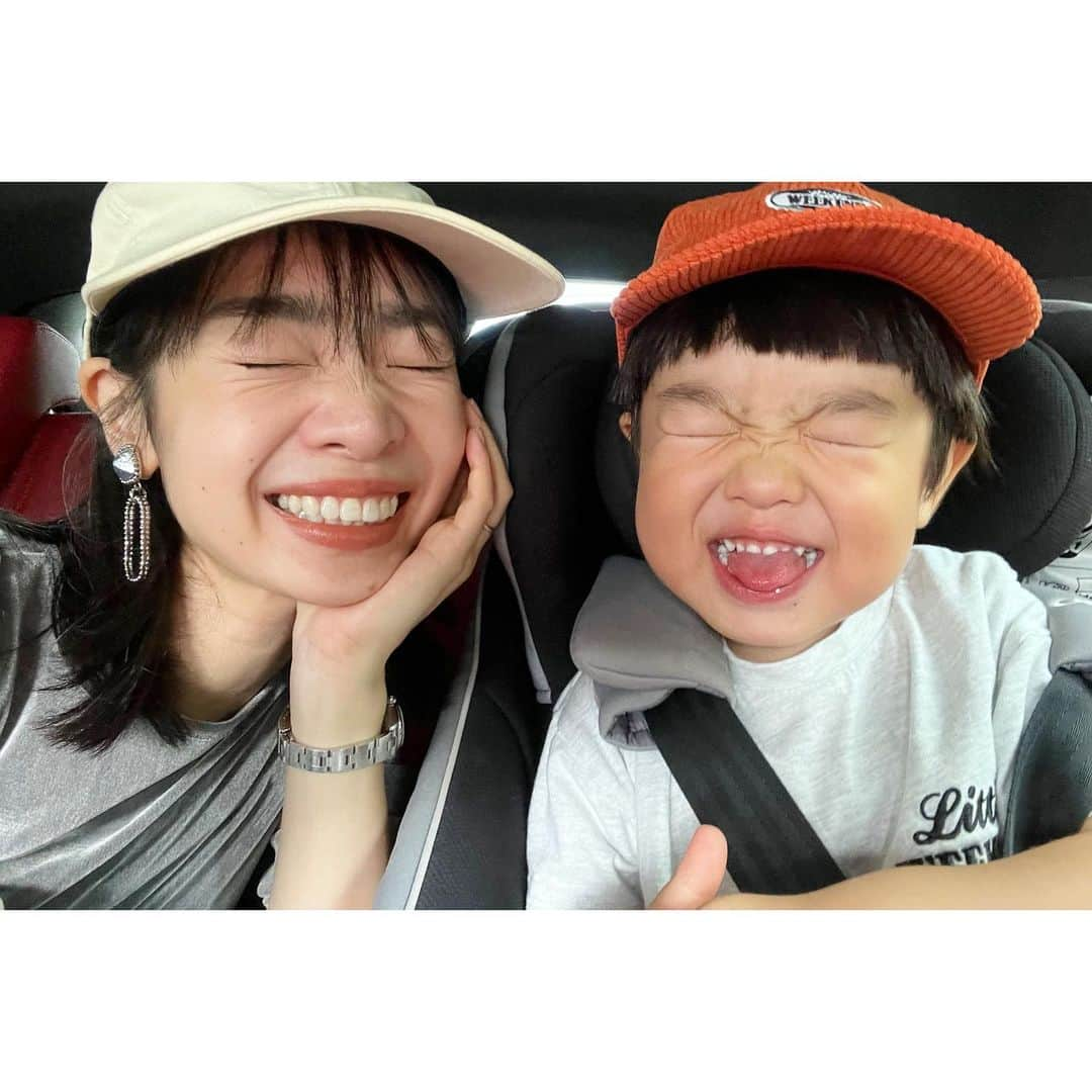 権藤朱実さんのインスタグラム写真 - (権藤朱実Instagram)「👩🏻👦🏻 『キャップコーデ♡』  最近買ったお気に入りのアイテムを着て♡ 2人でキャップリンクコーデ♡  👩🏻📝 cap： @cal_o_line_official #caloline tops： @apartbylowrys #apartbylowrys #apartby earring： @ader_official #ader  👦🏻📝 cap・tops： @littleweekend_official #littleweekend  2人が最近getしたお気に入りアイテムは・・・ 👩🏻 #シアーベロアカットソー 👦🏻 #コーデュロイキャップ  親子お揃いアイテムもGetしたので♡ 今から、一緒にお出かけするのが楽しみです♡  #model #satorujapan #akemigondo #モデル #サトルジャパン #権藤朱実 →@satorujapan_official →@akemigondo ☑︎プロフィールのリンクにて、写真公開中☆ ☑︎リールにて、息子のあれこれ公開中☆」9月12日 9時32分 - akemigondo