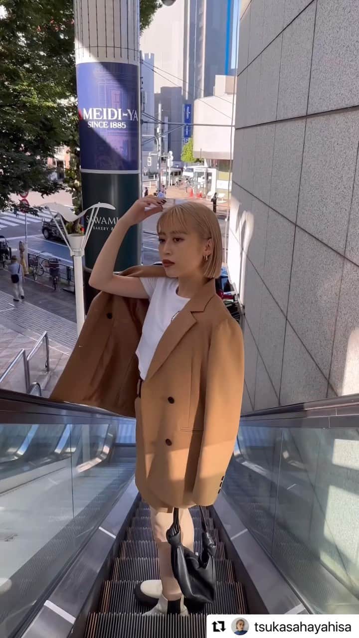 MURUAのインスタグラム：「@tsukasahayahisa 158cm / 骨格ナチュラル ・・・ 今日から発売のセットアップは ベージュにした🤍 まだ暑いけん、インナーはTシャツで✊✨  ・・・ 着用アイテムは商品タグ or TOPのURLからチェック ▶︎▶︎ @murua_by_staff   #murua #murua_snap #ootd #ootdfashion #coordinate #fashion #murua2023aw」