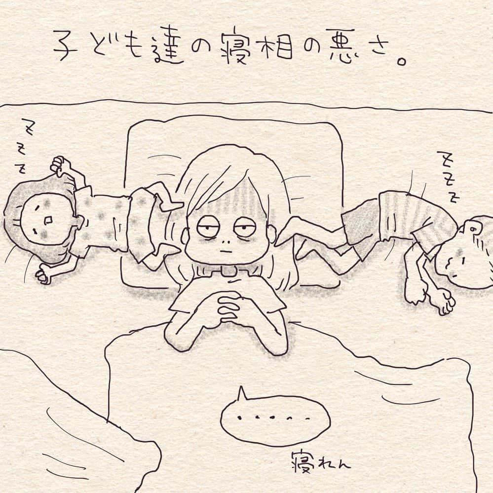 こんぶのインスタグラム：「. . 夜通し危険を察知してしまって 全然寝た気がせんのだけど . . #動き過ぎ #人の頭に #足を向けるでない #3歳 #6歳 #育児絵日記 #育児漫画 #子育て絵日記 #子育て漫画 #イラスト  #illustration #artwork #仲良し夫婦」