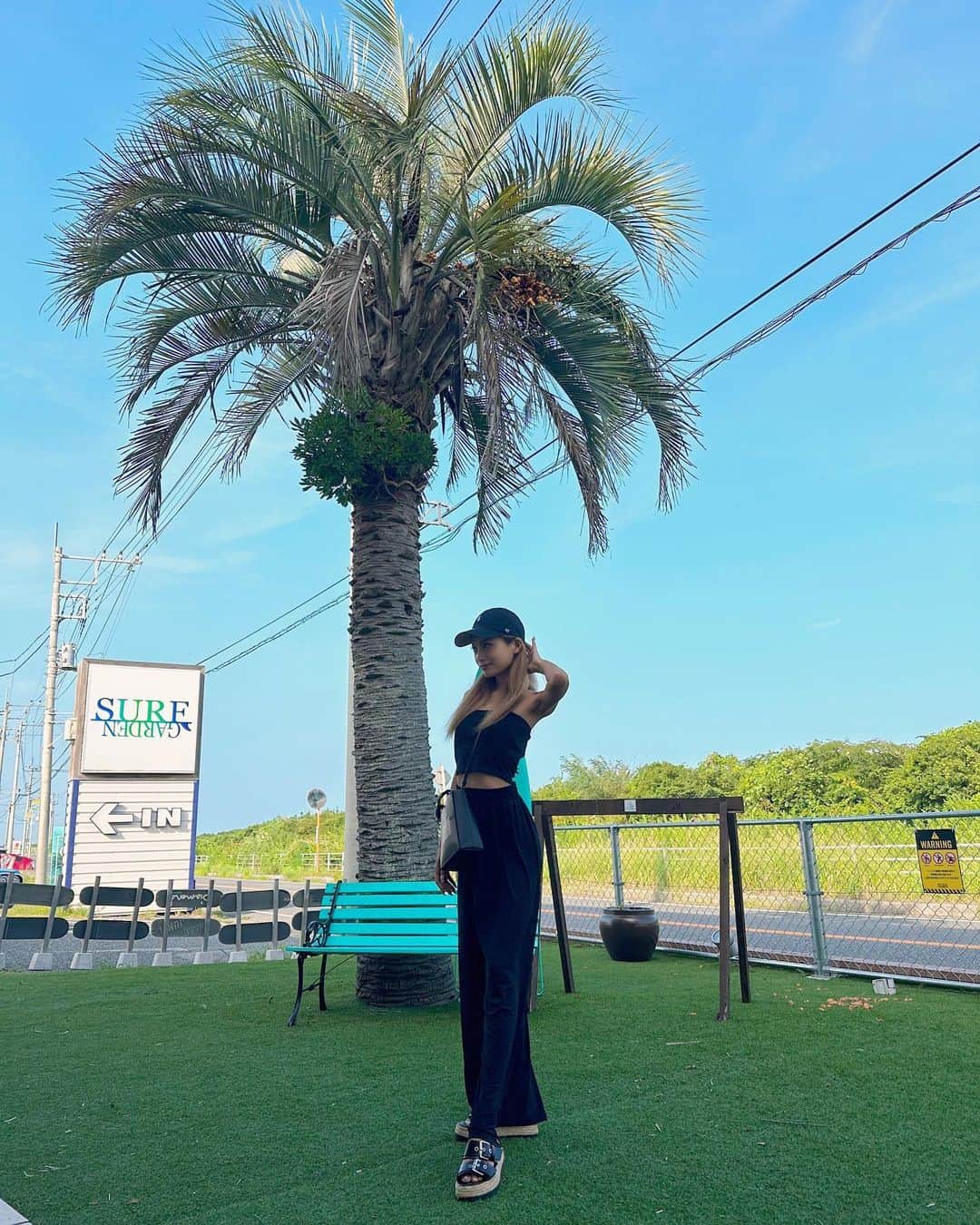 内山珠希さんのインスタグラム写真 - (内山珠希Instagram)「ハンバーガー食べてビーチでお散歩🍔🐾‪#blackcode #ootd #fashion #fyp」9月12日 9時39分 - ttn__738