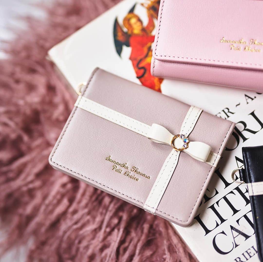 のインスタグラム：「. Ribbon Wrapping Series ┈┈┈┈┈┈┈┈┈┈┈┈  プレゼントボックスにかけられた リボンをイメージしたキュートなシリーズ🎀  リボンのセンターにストーンをあしらい、 大人なくすみカラーでさらに繊細で上品な印象に。  三つ折り財布は小銭入れ付き！ 小ぶりなサイズ感で、ミニバッグでも大活躍✨  ┈┈┈┈┈┈┈┈┈┈┈┈ パスケース　¥8,800 三つ折り財布　¥18,150 black/pink/beige   #samanthathavasapetitchoice  #サマンサタバサプチチョイス  #財布 #リボン #折財布　#パスケース　#ミニ財布」