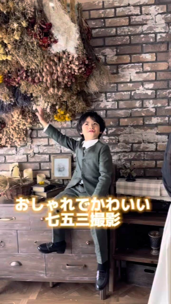 スタジオキャラット 二子玉川ライズ店 振袖 Luvriのインスタグラム：「"DMから簡単予約の方法📸 ①お名前 ②予約希望日時 をつぶやいてくださいね☺️  忙しいママも簡単予約はInstagramがぴったり✨  〈LINE予約はこちら〉 プロフィール欄に貼ってある🟢公式ライン【STDIOCARATT】からお名前をつぶやいて簡単に予約ができるよ✨  店舗住所：〒158-0094 東京都世田谷区玉川2丁目21-1　二子玉川ライズS.C. タウンフロント8F 電話番号：050-1864-0619"  ※動画は撮影風景イメージとなります。当店で撮影していないイメージも含まれます。  #キャラット　#スタジオキャラット　#カメラスタジオキャラット　#studiocaratt #caratt #七五三　#七五三撮影　#七五三ママ　#七五三へア　#七五三写真　#七五三家族写真　#世田谷スタジオ #世田谷写真館  #世田谷フォトスタジオ #世田谷写真スタジオ　#フォトスタジオ世田谷　#東京フォトスタジオ　#東京写」