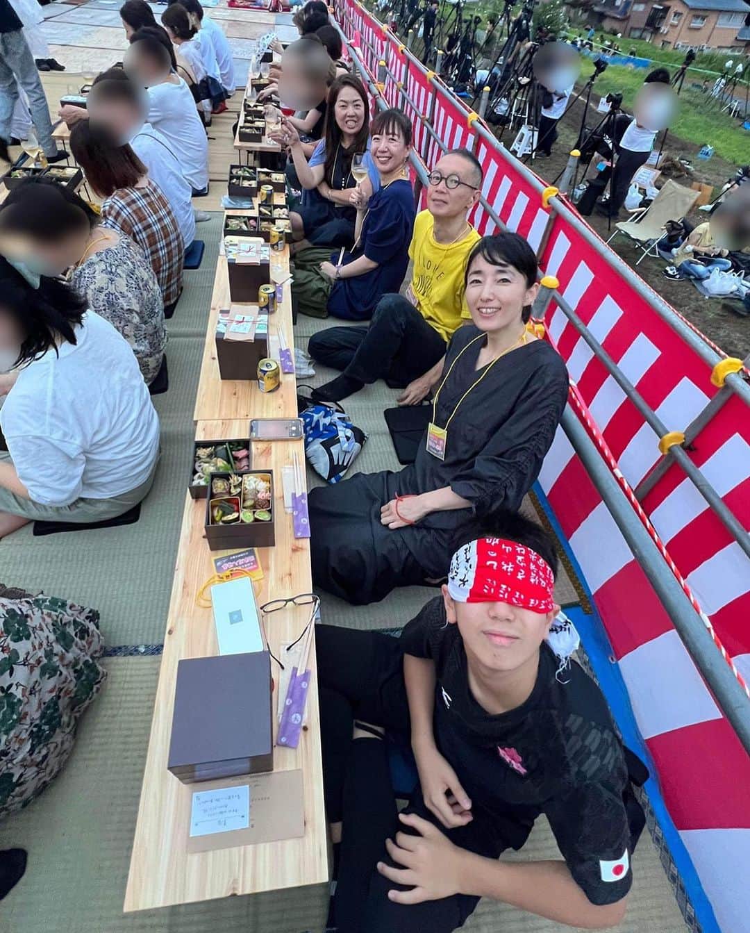 進藤やす子さんのインスタグラム写真 - (進藤やす子Instagram)「＊ 片貝花火の時にいただいたKIYO Wines の #大人のファンタ こと「Fizzy」🍷 （photo by @asobukoyuko ）  とっても美味しい上にパッケージも洒落てる😍と思って調べたら 新潟県の弥彦にあるワイナリーだった！ @kiyo_wines  弥彦は義妹の地元なので勝手に親近感。  2枚目は花火が始まる前の1枚。 （ photo by @shizuka_ishikawa_ ） 東谷ちゃん親子（ハルくん163cmになってた！私、同じ身長）と建築家の吉田周一郎さん&石川静さんと同席できて楽しかった〜！  #kiyowines #発泡ワイン #里山十帖花火プラン #里山十帖片貝花火プラン #進藤やす子の欲ばり週末旅」9月12日 9時53分 - yasukoshindo