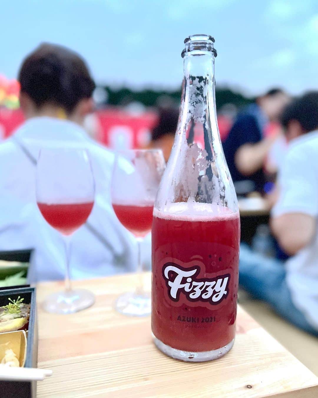 進藤やす子のインスタグラム：「＊ 片貝花火の時にいただいたKIYO Wines の #大人のファンタ こと「Fizzy」🍷 （photo by @asobukoyuko ）  とっても美味しい上にパッケージも洒落てる😍と思って調べたら 新潟県の弥彦にあるワイナリーだった！ @kiyo_wines  弥彦は義妹の地元なので勝手に親近感。  2枚目は花火が始まる前の1枚。 （ photo by @shizuka_ishikawa_ ） 東谷ちゃん親子（ハルくん163cmになってた！私、同じ身長）と建築家の吉田周一郎さん&石川静さんと同席できて楽しかった〜！  #kiyowines #発泡ワイン #里山十帖花火プラン #里山十帖片貝花火プラン #進藤やす子の欲ばり週末旅」