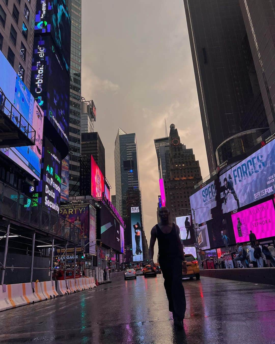 稲木ジョージさんのインスタグラム写真 - (稲木ジョージInstagram)「Fried chicken and fashion show ♥️  New York, New York 🗽」9月12日 9時53分 - georgerootnyc