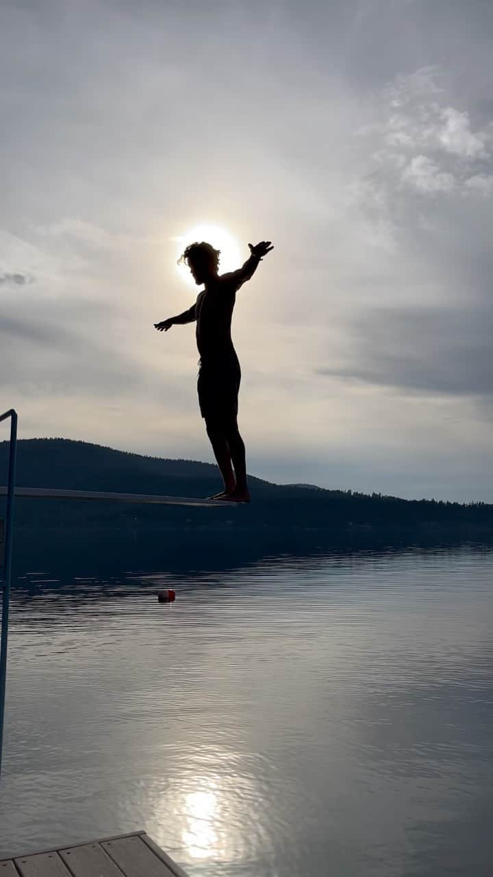 オースティン・ニコルズのインスタグラム：「Montana + Mountains + Water = Happy Austin 🎥 by @gadleon」