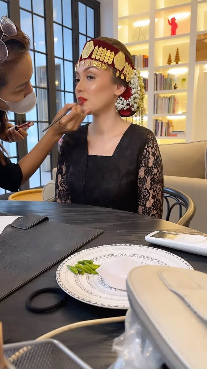 Rianti Cartwrightのインスタグラム：「Waktu Amang masih ada, Amang sudah beberapa kali minta kami nikah adat and aku diberi boru. Sekarang Amang sudah tidak ada, aku dan @casalfonso akan diadatin hari ini sebelum upacara pemakaman besok. Wish us luck. Hope this makes you happy Amang. Thank you @__rose_makeupartist dan @meli_makeuphairdowedding sudah datang pagi2 untuk make up dan hairdo, maafkan request dadakan ini 🙏🏻.」