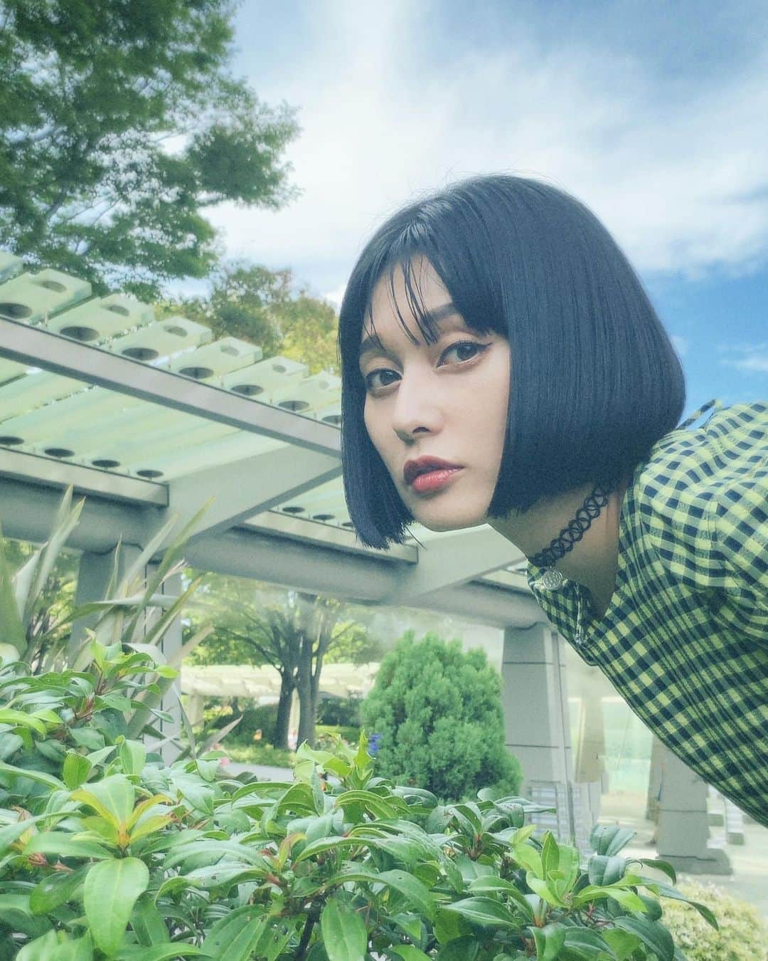 佐藤乃莉のインスタグラム：「おはようございます🥚🍳  なんか…大きい佐藤…。  ジャックと豆の木感🌲w  #ボブヘア#outfit#チョーカー#緑#チェック」