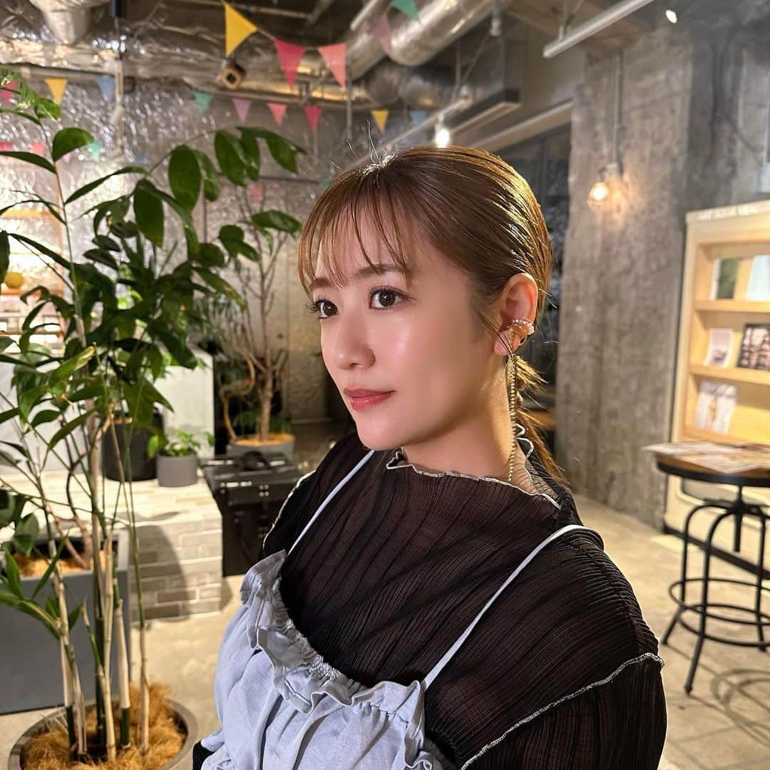 高橋みなみのインスタグラム：「毎日放送「男女は夜な夜な嘘をつく」 もうどこまでが本当でどこからがフィクションなのかわからすぎてwww スタジオ大盛り上がりでした😂✨  #よなうそ #毎日放送 #tv  衣装👗 トップス @rosebud_official スカート @cocodeal_official イヤリング(イヤカフ) @rosebud_official 靴 @dianashoespress」
