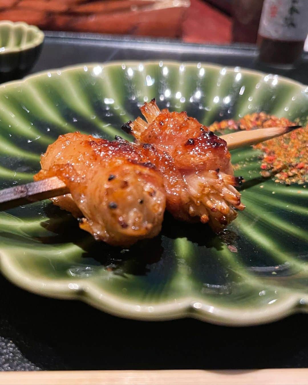 西代洋さんのインスタグラム写真 - (西代洋Instagram)「美味いンスタグラム♪  長年関西のド級料理番組をやってたプロデューサーさんにお祝い食事に招待して頂いた♪  石塚さんと初めてロケさせてもらったのもこの番組で、関西のゴールデンタイムに放送されててロケの回しさせてもらったり、 中国四川麻婆豆腐発祥の地にロケいかせてもろたり思い出と感謝は溢れるほど♪  今回のお店がまた、、、、ヤバすぎた！！ 薪と炭を両方駆使して料理を作り出す 若き至高のシェフ！！ 店の雰囲気もオシャレですごく居心地の良いお店！  出てくる焼き鳥も 身は雌鶏、皮は雄鳥を合わせて一本 作ってたり  炭で脂をおとして、薪で香りを入れてます など こだわり凄すぎて逆に笑けてきたほど（笑） イノベーティブだらけのコースが凄かった！！！！  一品一品の仕込み考えたら シェフ寝てへん可能性ある（笑）！！  全品やばいのよ（笑） 〆のアイスクリームにも 薪の香り入れてます！ 言うてた、、、、（笑）  最後の最後 薪かじらせてくるんちゃうかとおもた♪  #美味いンスタグラム #大阪 #グルメ #ディナー #炭料理 #薪料理 #美味すぎる」9月12日 10時04分 - onikuchan0927