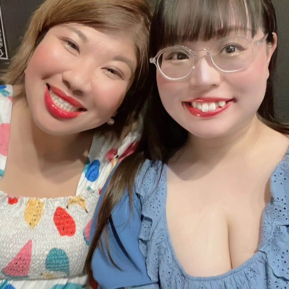 八つ橋てまりさんのインスタグラム写真 - (八つ橋てまりInstagram)「ライブ✨ 可愛い人しか参加できないライブのMC枠でライブ行ってきました🎵  ケータリングが豪華すぎる✨ 美味しく頂きました🎵  とっても楽しくて、3本ライブ終了後は体力全部なくなってたんだけど、焼き肉に連れてってもらって美味しく頂きました🎵  わたし❤️ライブの企画で、優勝したんだ✨しょーこさんに勝てた😂春ちゃんにもー😂  私を、日本一甘やかす春ちゃん(写真1枚目)ずっと横で可愛いって言ってくれる❤️ 焼き肉の時も、急遽仕事入って途中で抜けるときに、自分のアイスをわけてくれた❤️  わたしが、何しても見守ってくれるって本当にありがたい😍  もう、お笑い芸人として舞台にあがることはないなと思っていたけど、やっぱり舞台にあがると人を喜ばせたい、笑顔にさせたいって気持ちが沸き上がってくる。  まぁ、その前に自分が一番楽しんでること‼️  そんなライブでした😁  内容が言えないのが残念なんだけど、これ次あった時は本当にみに来てほしいの😁  次は、来年２月？くらいって言ってたような、、、、  はい！くるよね❤️ 待ってるからな‼️  その前に、わたし呼ばれる？😂  #アイドル #新宿 #ケータリング #最高時間 #幸せ時間 #女芸人 #楽しむ事が一番 #八ツ橋てまり #八つ橋てまり #歩くパワースポット」9月12日 10時18分 - temari.odebu