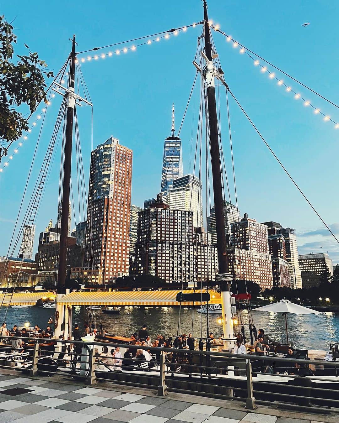 Ilana Wilesのインスタグラム：「This morning, I went to get coffee in the west village at 8:30am before my workout. My regular place was closed so I ended up at Oslo, which happens to be right across the street from a police station. When the cops started gathering to honor the first responders, it took me a second to remember what day it was and realize what was happening. I felt all the people standing on line outside at the coffee shop do the same. We had accidentally become the audience at this ceremony. The cops were each handed a piece of paper with the name of a first responder who had died on 9/11. I assume they were all from this specific precinct. Most of the cops looked so young, I wondered how many were even old enough to remember that day. Then I looked at the people outside the shop and realized many of them probably were also too young to remember or weren’t living in the city 22 years ago. Such a weird thing to think about when for so long everyone in the city shared the same unspoken trauma. At 8:46am, there was 10 minutes of silence. Observed by every single person on that street. The coffee shop turned off their music. The garbage truck down the street stopped moving. Cyclists stopped and stood still. It’s amazing how NYC has the ability to be so quiet. Then the cops took turns reading the names on their pieces of paper. And when it was over, the music was turned back on and the people on line started talking again.  That’s when I noticed an elderly woman who had been sitting on a bench at the shop, sipping coffee next to another woman who was about my age. “See you here next year,” she said, before they both got up and walked in opposite directions. So there were at the very least three of us. And for those two, it was no accident. Maybe they even knew one of the names on those slips of paper. 💔」