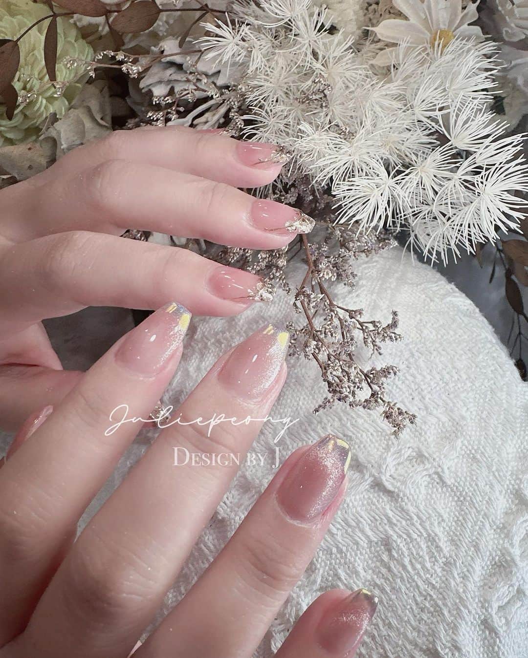 juliepeonyのインスタグラム：「最近最喜歡的兩個款式合併起來 變成更喜歡的款式😍 - 誰做誰漂亮🤩 貼心提醒：指尖上的雷射粉容易因為做事而有所耗損，完美主義者慎選🥹」