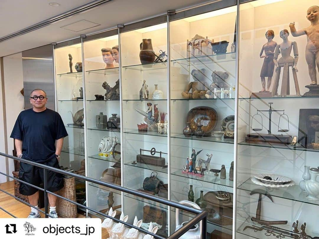 片山正通さんのインスタグラム写真 - (片山正通Instagram)「#Repost @objects_jp with @use.repost ・・・ 今日は片山正通さん率いるWANDERWALLさんのオフィスに、たいへん嬉しいことに納品を兼ねてお伺いました。  インテリアデザイナーという肩書きでありながら私からすると建築家的なイメージの片山さん、20代の頃にかっこいい！と思った店舗や内装がことごとく片山さんによるもので驚いたことは今もよく覚えています。そんな方と昨年のobjects東京支店＠白紙で初めてお会いしてからお付き合いが始まり、ついには納品に訪ねることができたのですから感慨深いにも程があります。  オフィス内は至る所にアートや工芸品、ビンテージ家具などが配置されていて、ちょっとした美術館に迷い込んだかのようでした。それぞれについての片山さんの解説が実に愉快でしたし、美術館では実現不可能な距離の近さで一点一点を感じることができたのは得難い経験でした。  画像はコレクションが収納された棚と、片山さん。好きなものとはいえ、ジャンル的な統一感がないこういう展示ってすごく難しいのですが、いい感じにまとまっててさすがでした。そして棚の中には前に納めさせて頂いたものが数点並べられていてこれまた感動。とても励みになりました。  明日は髙島屋「民藝展」の設営です。タフな1日になるに違いないのですが、エネルギーをしっかり頂きました。片山さん、愉しい時間をありがとう御座いました！  #片山正通 #WANDERWALL」9月12日 10時31分 - masamichi_katayama