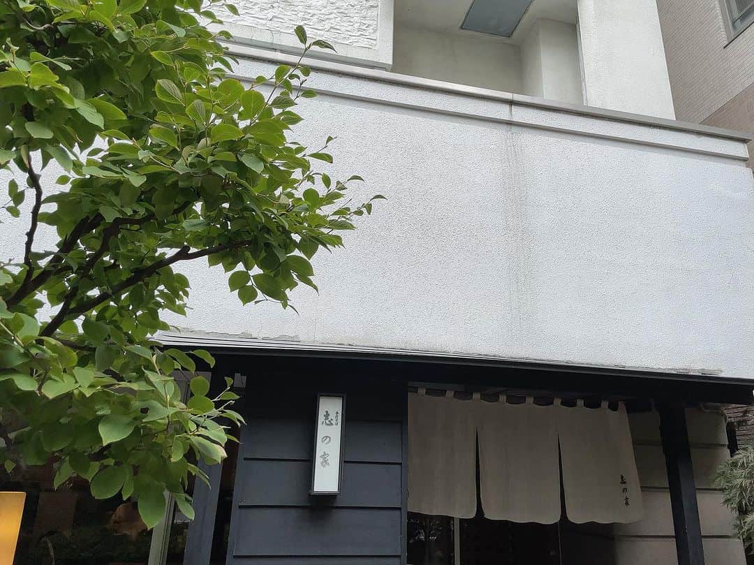 NAOMIのインスタグラム：「札幌にて @asamichan89  に連れて行ってもらった 大人気のお蕎麦屋さんへ。  札幌に行く方、お時間があったら是非❣️  SAPPORO HOKKAIDO  #お蕎麦屋さん #志の家 #ごちそうさまでした😋」