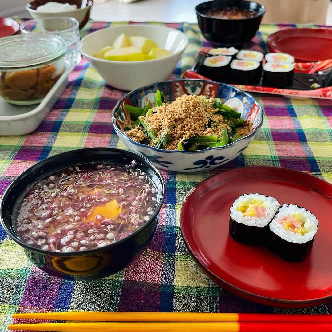 池田有希子のインスタグラム：「スーパーのトロたくは正義。今季お初のもってのほかのお味噌汁と。  #breakfast #japanesebreakfast」