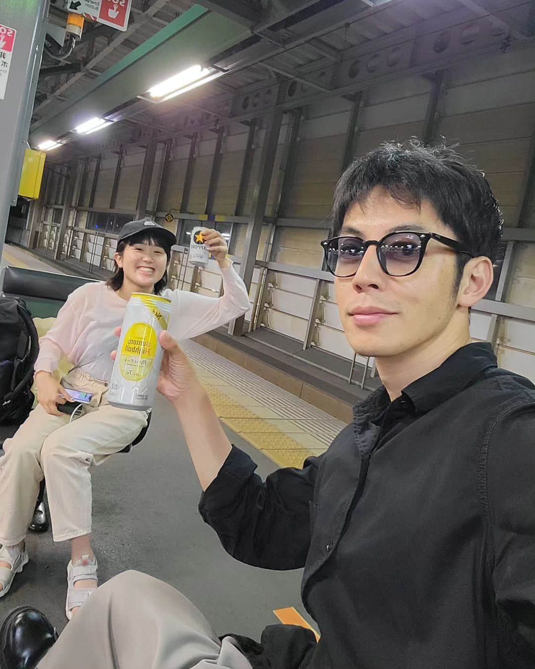 西野亮廣さんのインスタグラム写真 - (西野亮廣Instagram)「昨日は講演会で福井に行ったんだけど、線路内に人が立ち入った為、北陸線が大大大遅延🚃💦 　 せっかくなので、駅のホームでスタッフと酒盛りをしたよ。  その後、なんとか金沢までは帰れたんだけど、最終の新幹線には間に合わなくて、結局、金沢に泊まることになったよ。  「せっかくなので金沢で呑もうぜ」という話になって、そこから金沢のサロンメンバーさんに声をかけて皆で仲良く呑んだよ。  楽しかったよ。  今日の文章が「小学生の日記」みたいになっている理由は、前髪を切りすぎて小学生みたいになってしまったからだよ。  おわり。  #にしのあきひろ」9月12日 10時42分 - japanesehandsome