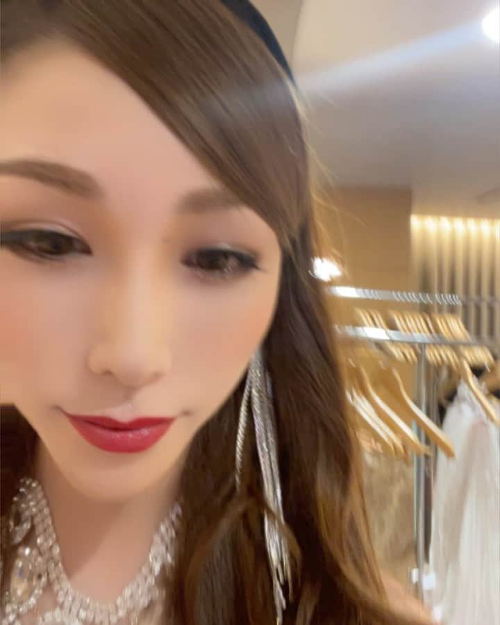 ベル（ニューハーフ）のインスタグラム：「先日、秋田キャッスルホテルにて行われたディナーショーの模様をツイキャスにて 明日9/13の20時より、配信されまぁす✨  明日は、蝶羽さん、たけうち亜美ちゃんとお酒片手に生配信しながらショーの模様をお届け致します✨ お時間ある方は一緒に観てくださーい🤩 👇 ■New-Half TOKYO Dinner Show「真夏の夜のニューハーフ・エンターテインメントショー」from 秋田キャッスルホテル with 濃いのカマ騒ぎ⁈  2023年9月13日（水曜日） 20：00～ 配信開始！  配信トーク生出演： ベル・蝶羽・たけうち亜美  録画視聴・販売期間：2023/9/13～2023/9/27  配信チケット：3,500円 オリジナルTシャツ付 配信チケット：7,000円  ♦配信・販売期間 2023/9/13 20:00〜 2023/9/27 23:59  チケットのご購入はこちら！ https://twitcasting.tv/c:newhalftokyo/shopcart/254139  ※出演者がコメントを見ながらお話ができるのはリアルタイムでの生配信時のみとなります。生の会話を楽しみたい方は9/13（水）20:00～の配信開始時刻に合わせ、ご視聴ください。  ※期間中、チケットは生配信終了後も購入できます。  ※チケットをご購入いただいた方は期間中、何度でも視聴が可能です。（配信終了後は、配信の録画視聴となります）  ※特典（オリジナルTシャツ）の発送は配信終了後となります。」