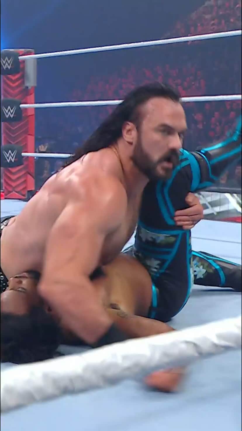 WWEのインスタグラム：「@dmcintyrewwe was all business tonight on #WWERaw! 💪」