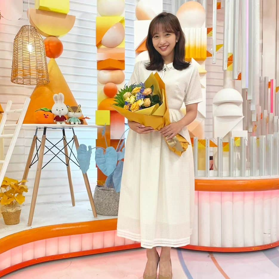 フジテレビ「めざましテレビ」さんのインスタグラム写真 - (フジテレビ「めざましテレビ」Instagram)「まりのです😊  今日紹介したのは、「バラ」🌹  エンディングのお花コーナーでは、生田アナ＆小山内アナが2人で全く違うセリフ、「バラバラ」なこと言ってました。お見事👏 いつも「うーーーんどうしよう」って言いながら打ち合わせているのですが、今日は自信満々な様子でした🤣自信作💪  #めざましキャスターはみんなバラを見るとローズと言います  #藤本万梨乃 #酒主義久  #生田竜聖 #小山内鈴奈  #めざましテレビ」9月12日 10時54分 - mezamashi.tv